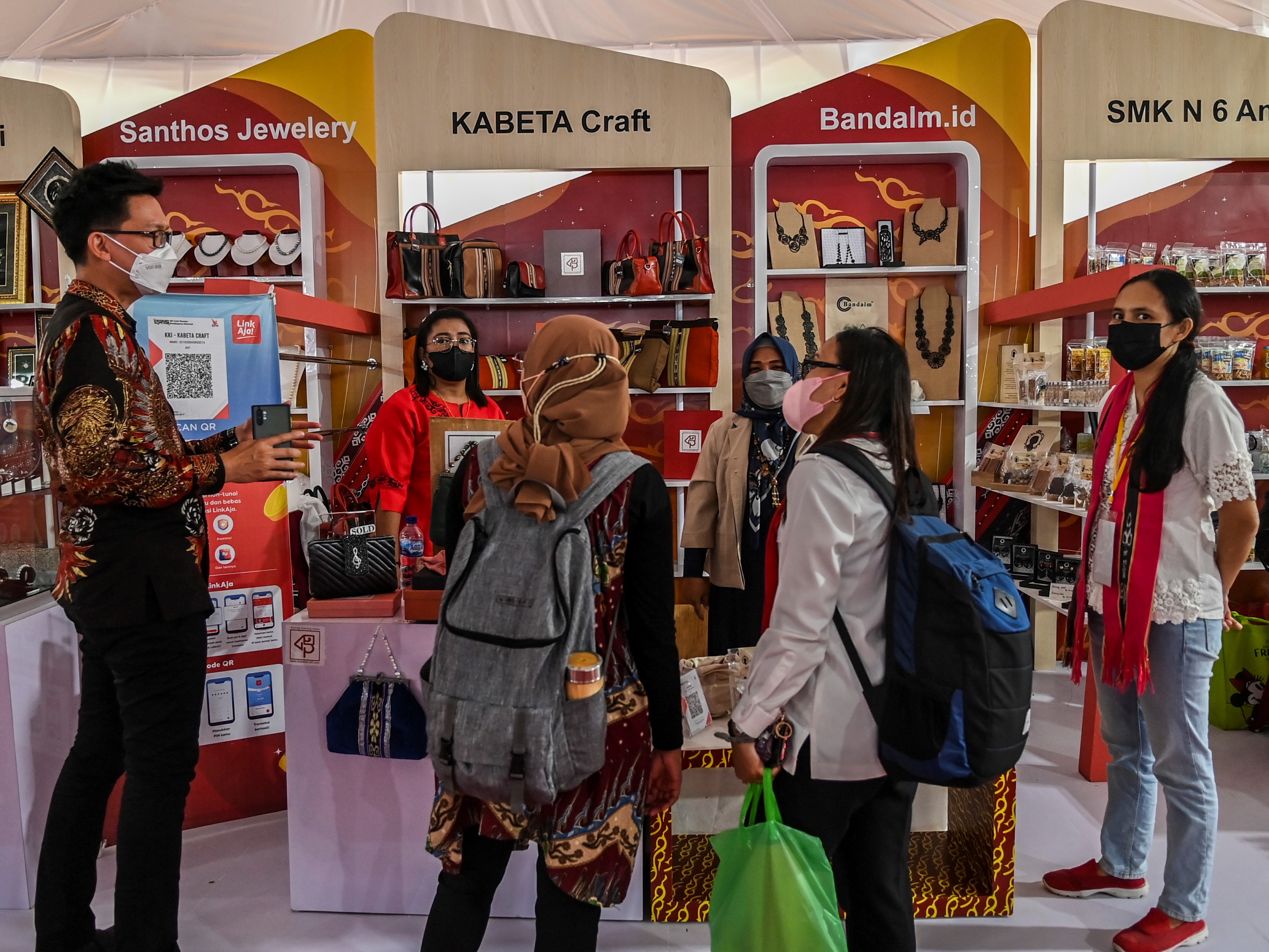 Pengunjung melihat produk UMKM saat peluncuran Gerakan Nasional Bangga Buatan Indonesia di Lapangan Tahapary Polda Maluku.