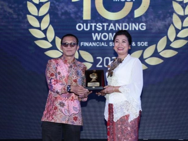 Evi Afiatin (kanan).