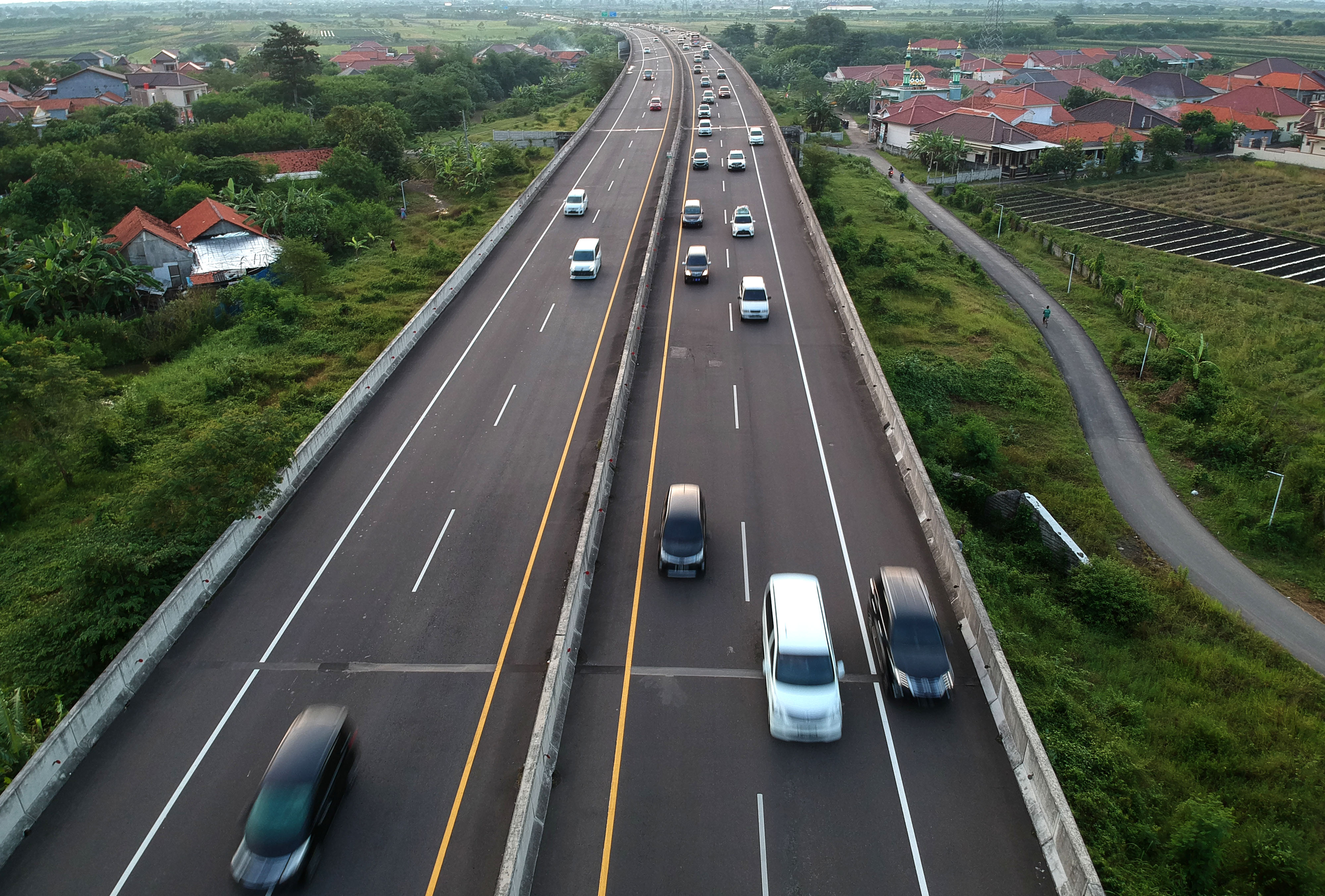 Foto udara kendaraan pemudik melintas di jalan tol Pejagan-Pemalang, Sidakaton, Tegal, Jawa Tengah saat pemberlakukan one way.