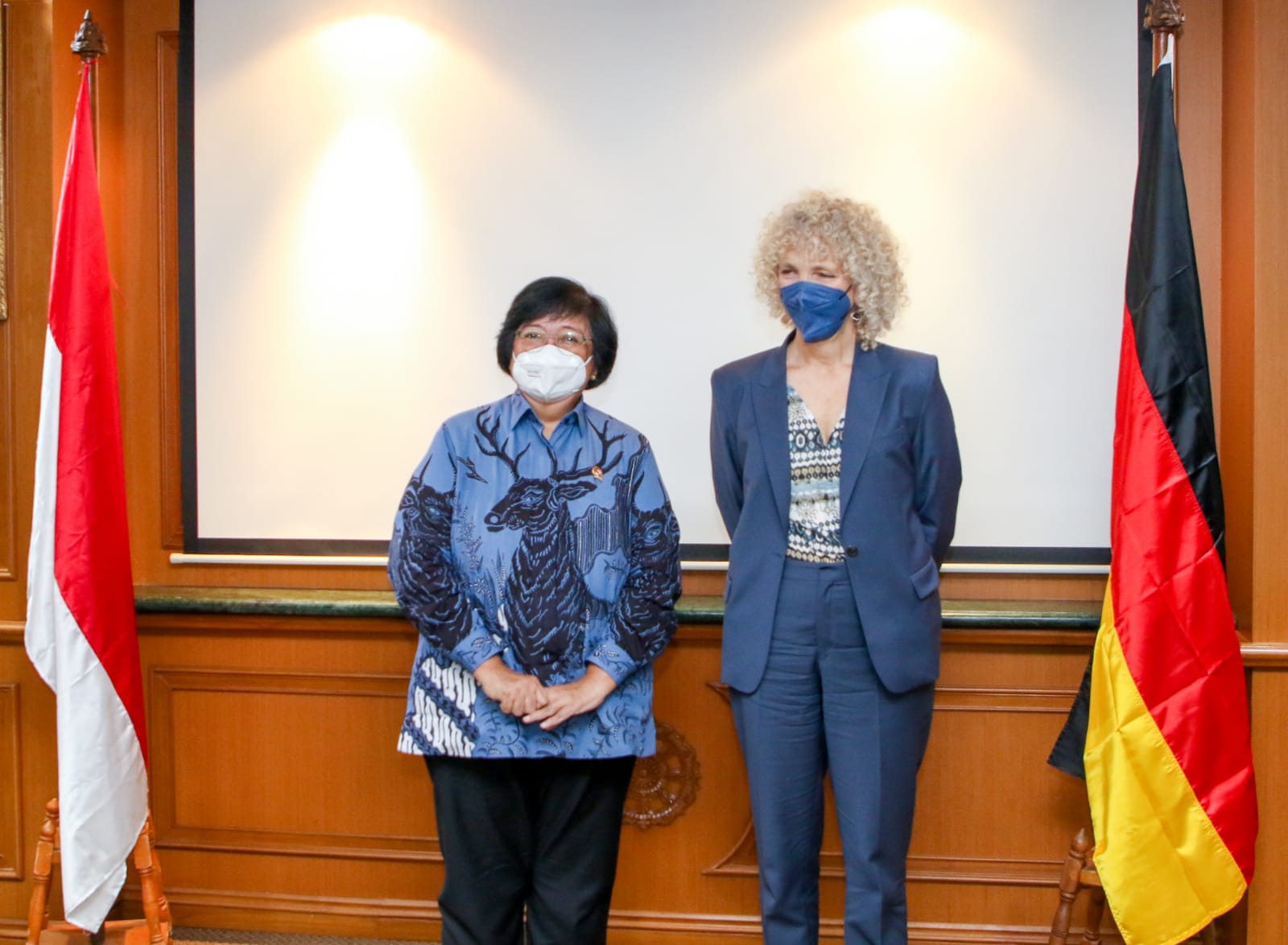 Menteri LHK Siti Nurbaya (kiri) dan Menteri Iklim Jerman Jennifer Lee Morgan.