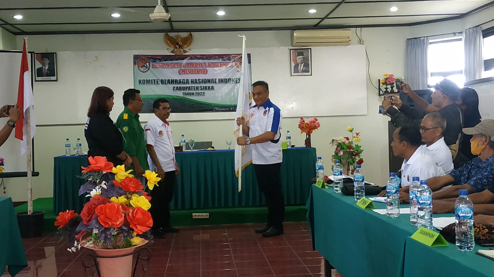 Bupati Sikka Fransiskus Roberto Diogo (memegang bendera) terpilih menjadi Ketua KONI Sikka periode 2022-2026.