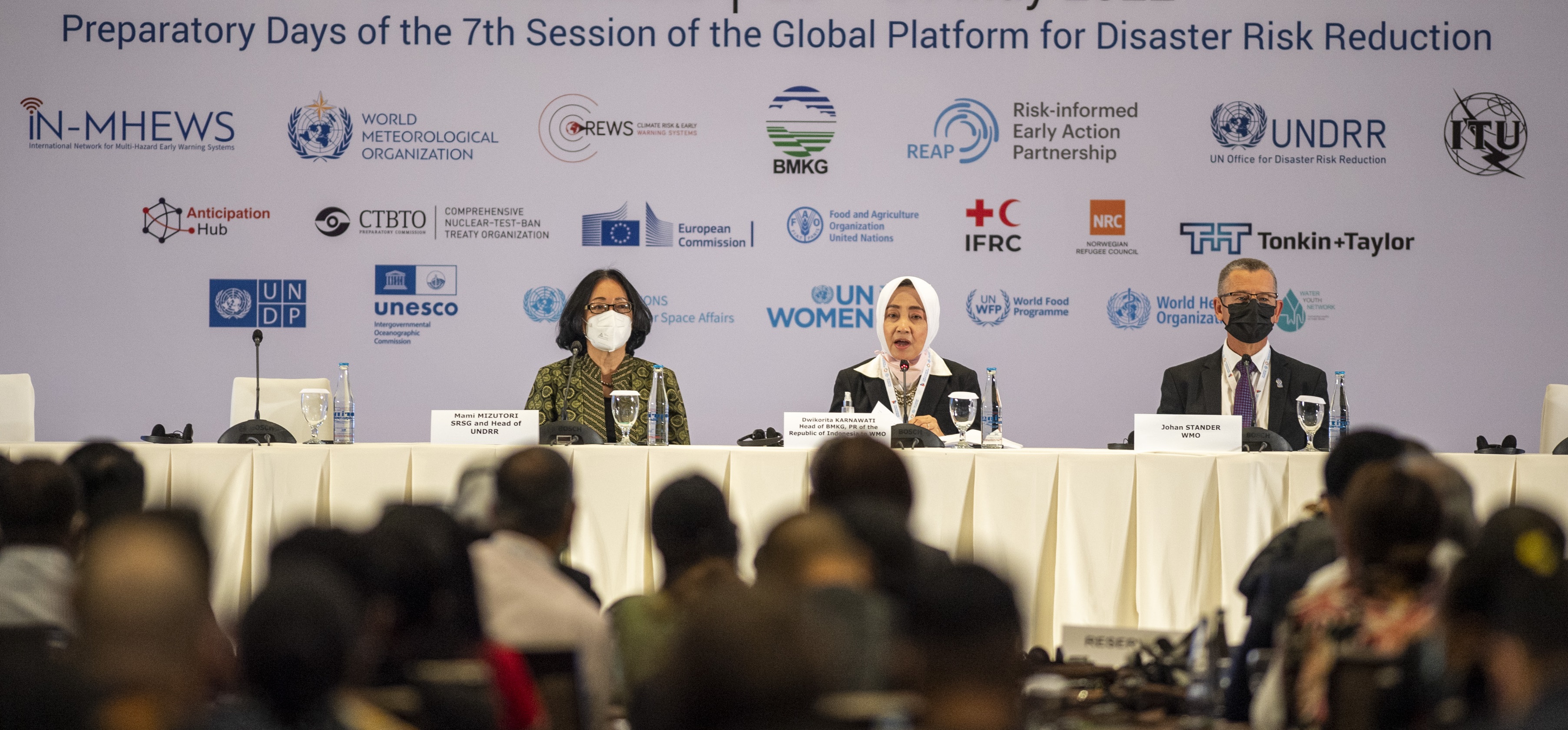 Kepala BMKG Dwikorita Karnawati (tengah).