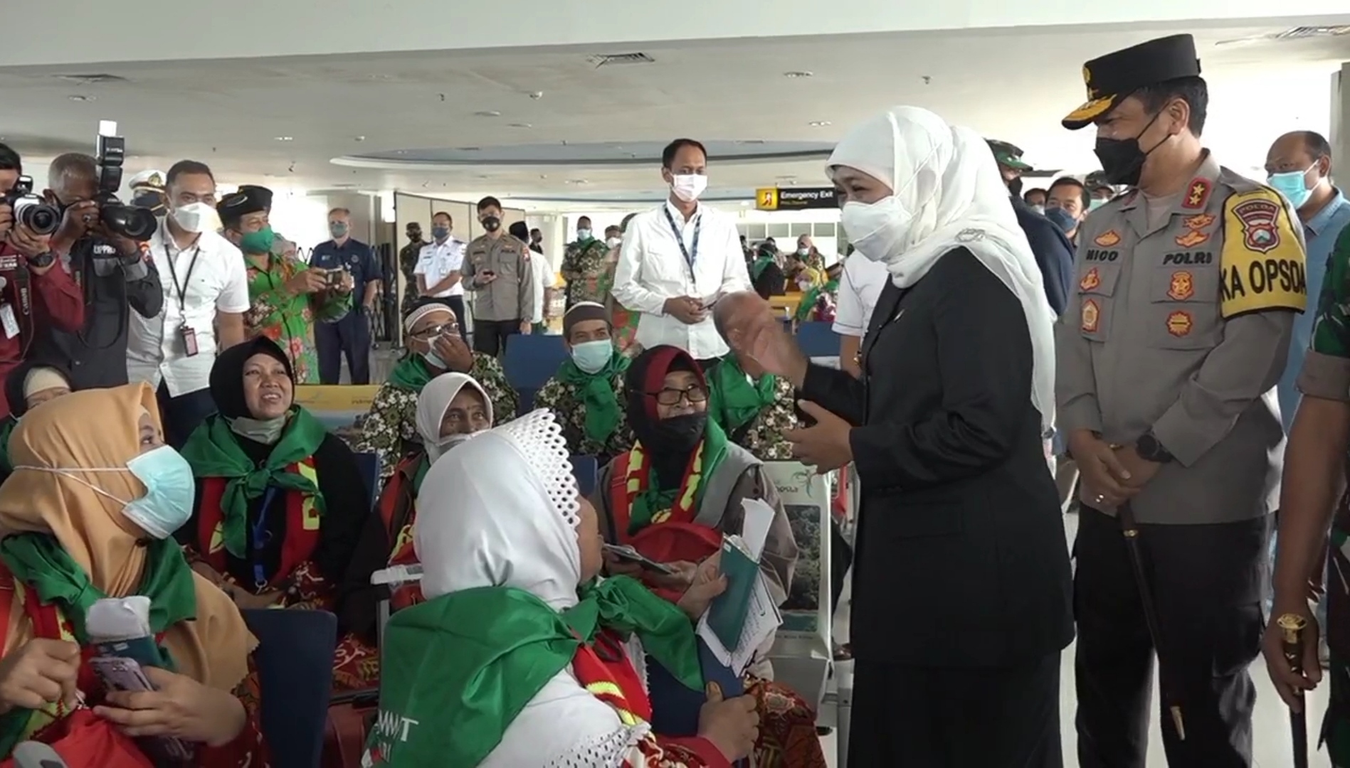 Gubernur Jawa Timur Khofifah Indar Parawansa saat melepas jamaah umrah di Terminal 2 Bandara Juanda Kabupaten Sidoarjo, Selasa (15/3)