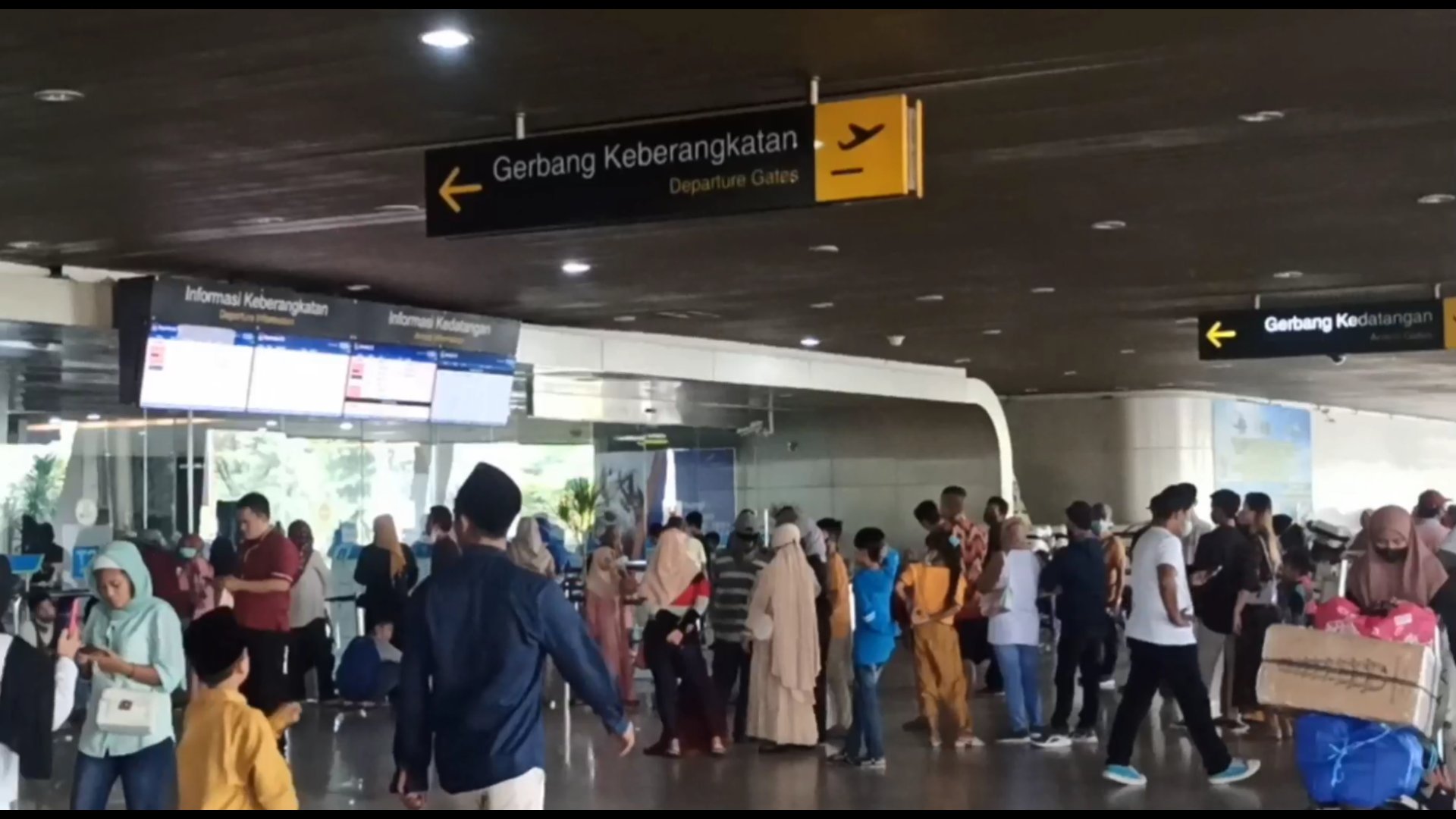 Kepadatan penumpang di Bandara Juanda, Surabaya