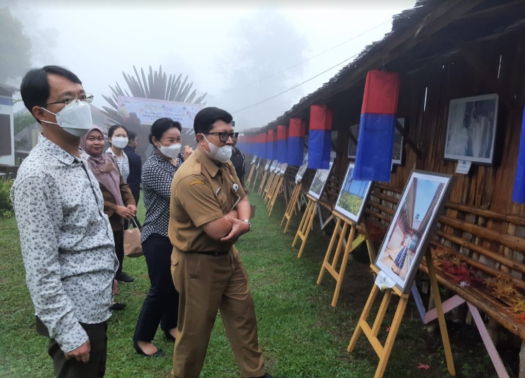 Pameran foto di Kampung Korea, Desa Kaduengang, Kecamatan Kadasari, Kabupaten Pandeglang, Banten, Senin (30/5).