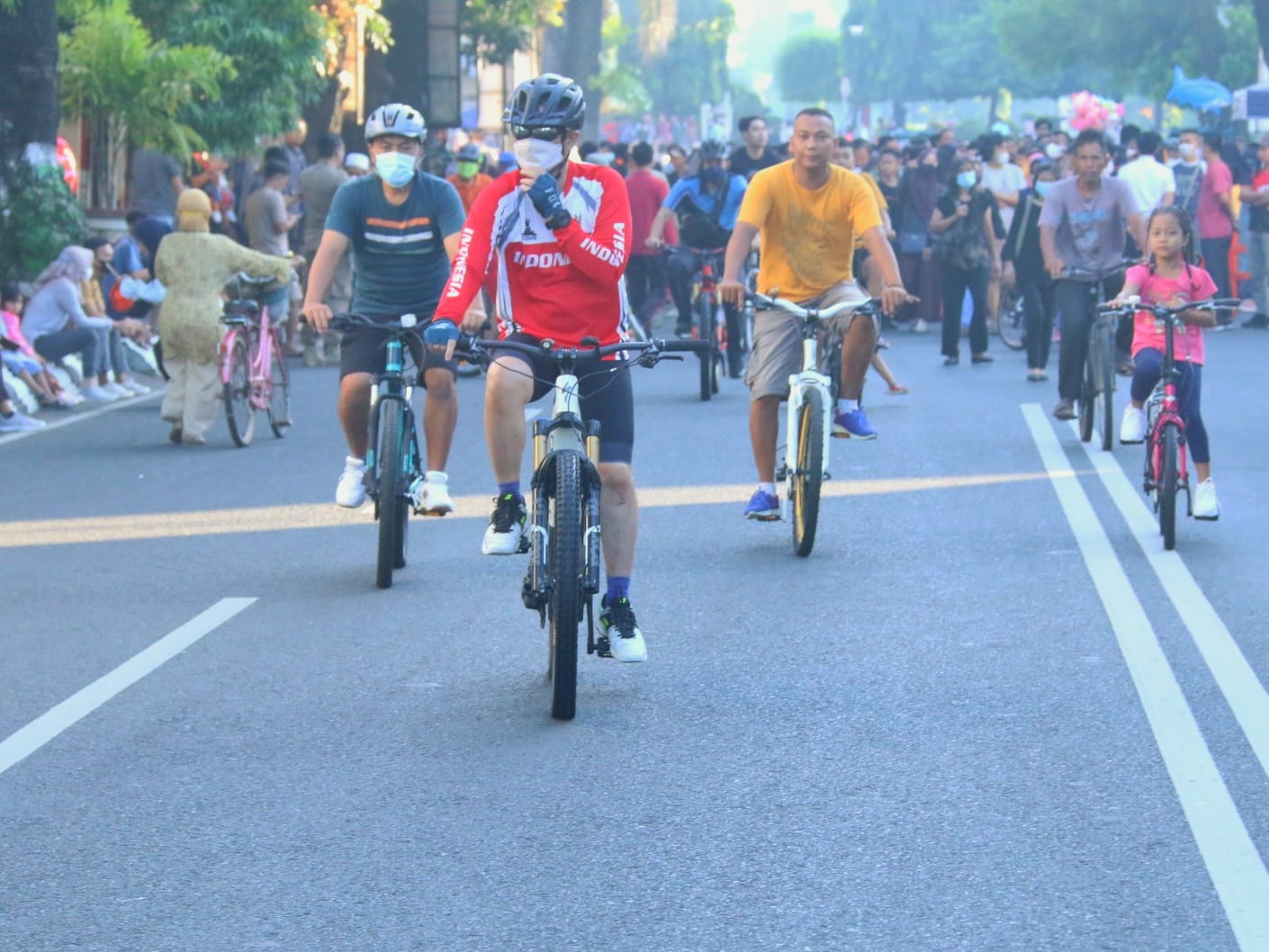 Suasana hari bebas kendaraan bermotor atau Car Free Day (CFD) di kawasan alun-alun Simpang Tujuh Kudus, Minggu (29/5/2022).