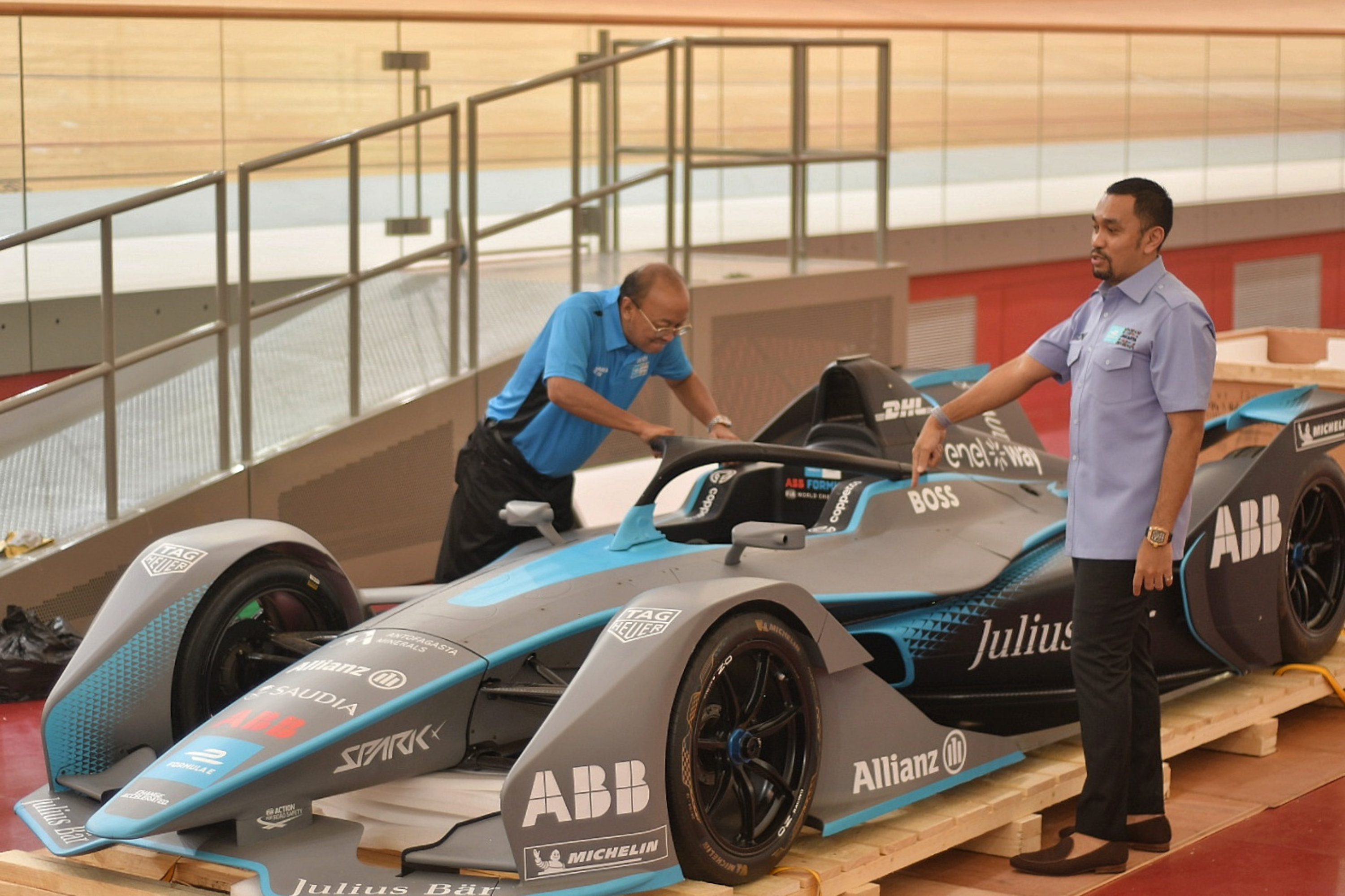 Ketua Pelaksana Formula E Jakarta, Ahmad Sahroni melihat replika mobil balap Formula e di Jakarta International Staidum