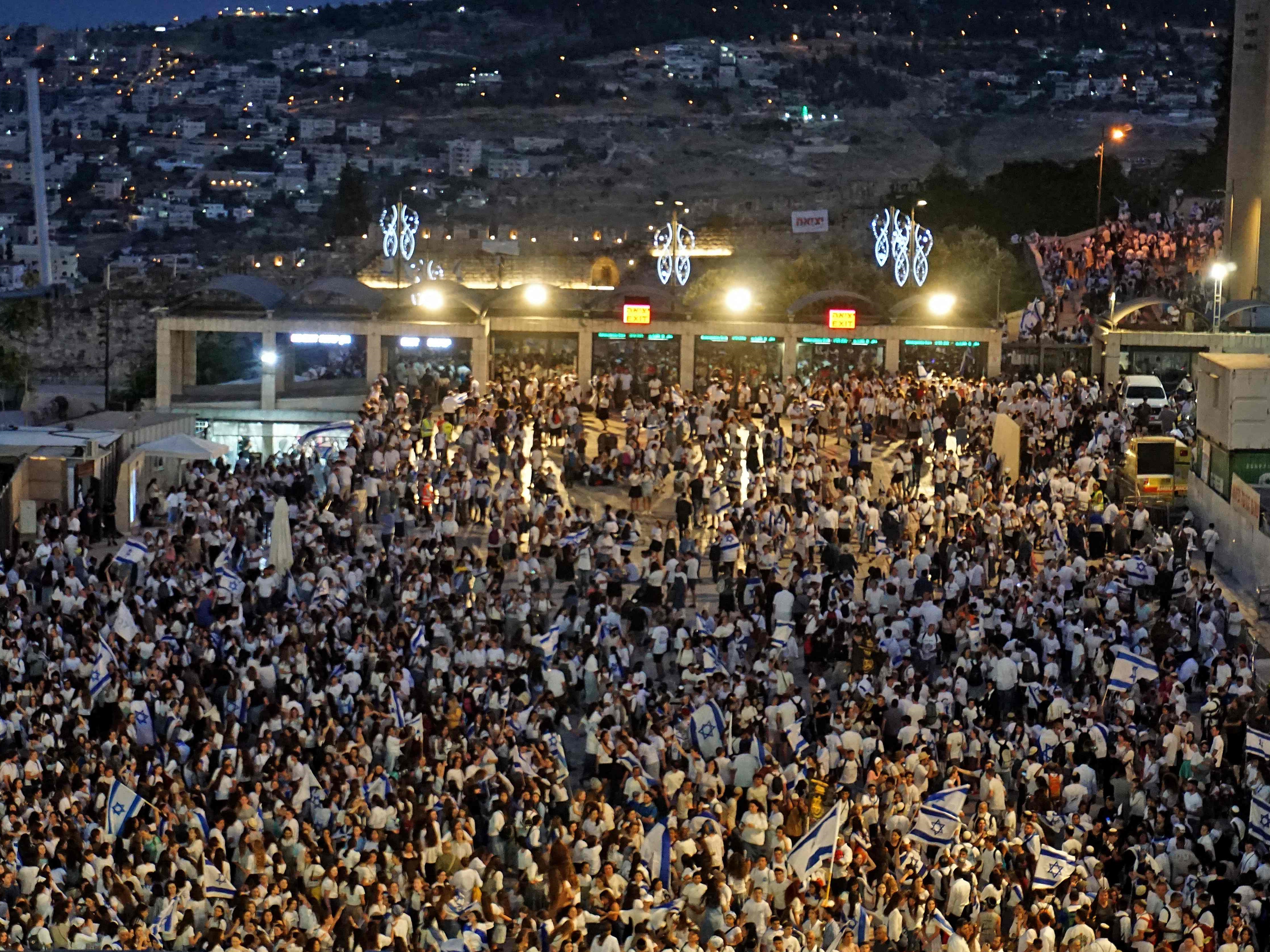 Demonstran berkumpul dengan bendera Israel di alun-alun Tembok Barat di kota tua Jerusalem pada 29 Mei 2022.