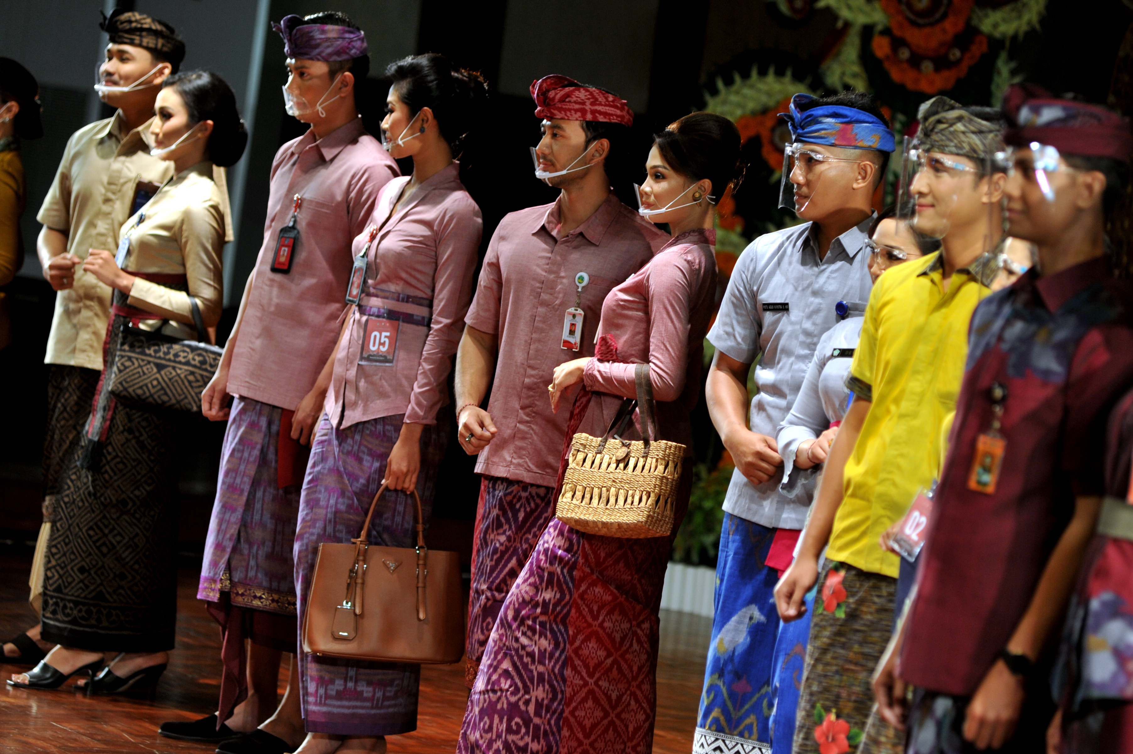 Tenun khas Bali, endek Bali diharapkan menjadi busana resmi peserta KTT G-20 pada Oktober dan November 2022 di Nusa Dua Bali.