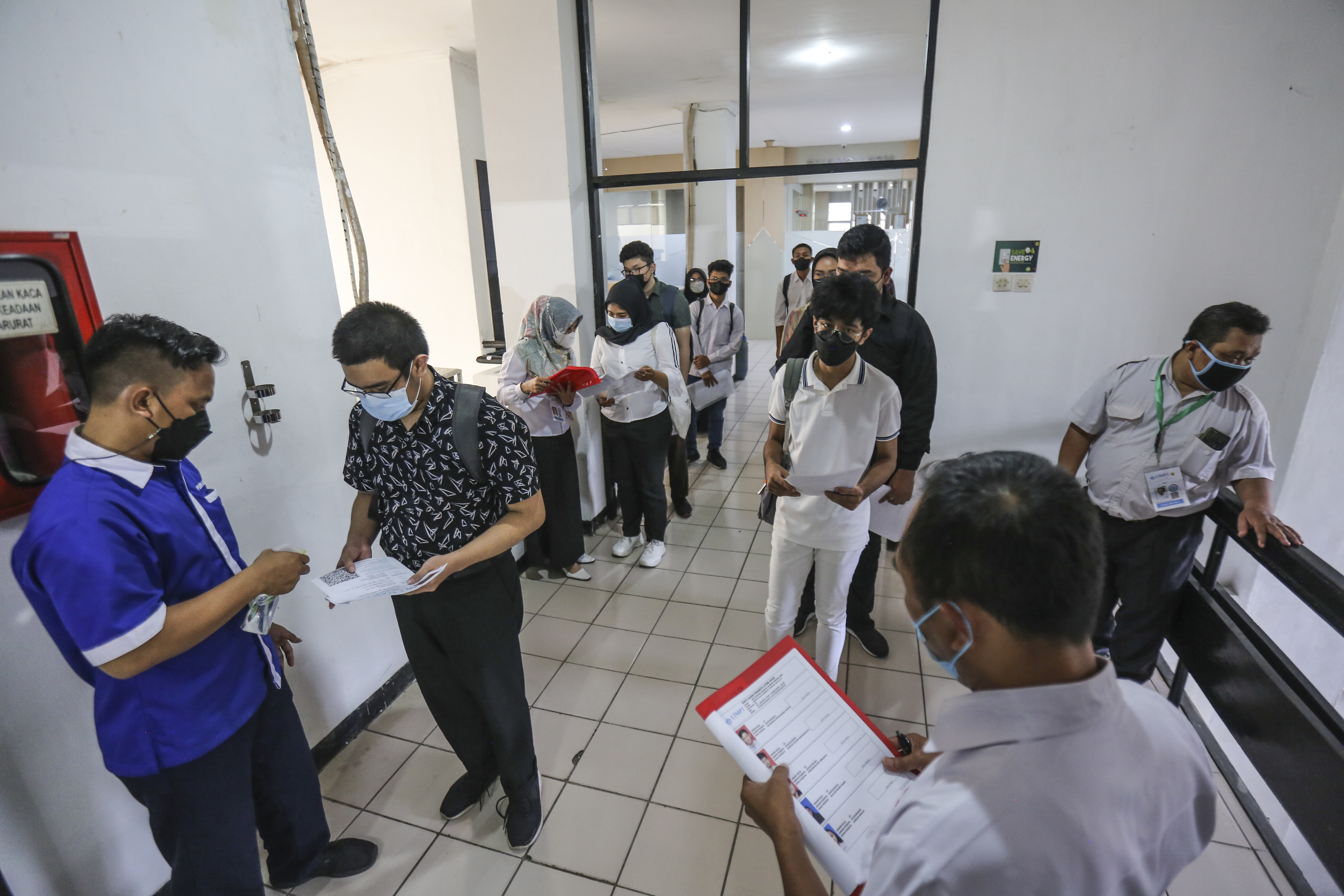 Ilustrasi. Petugas melakukan pengecekan peserta saat pelaksanaan UTBK SBMPTN di UPN Veteran Jakarta, Pondok Labu, Jakarta, Selasa(17/5/2022)