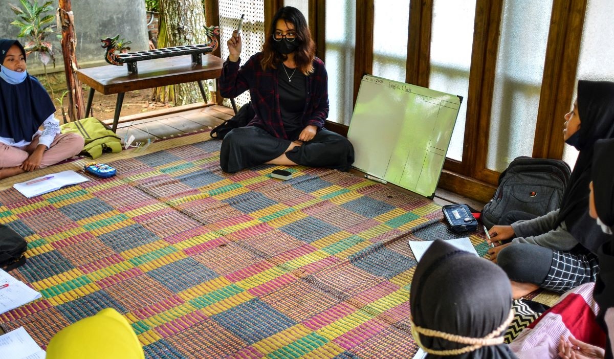 Sejumlah siswa mengikuti kegiatan belajar kelas bahasa Inggris di Imah Kolot, Cisaga, Kabupaten Ciamis, Jawa Barat, Minggu (31/1/2021).