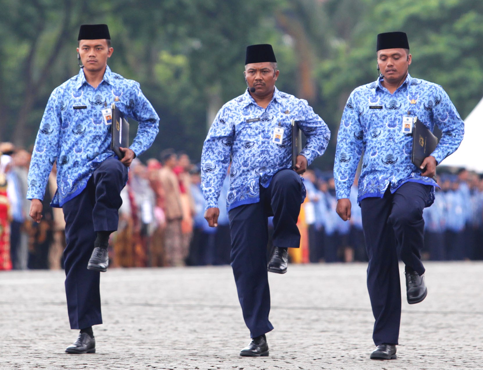 Pegawai negeri sipil saat melakukan upacara.