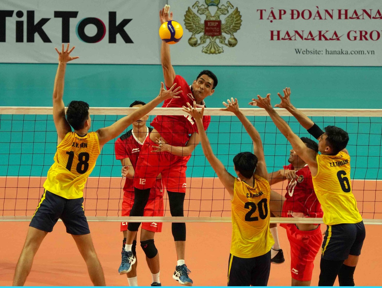 Pemain Indonesia melakukan smes.