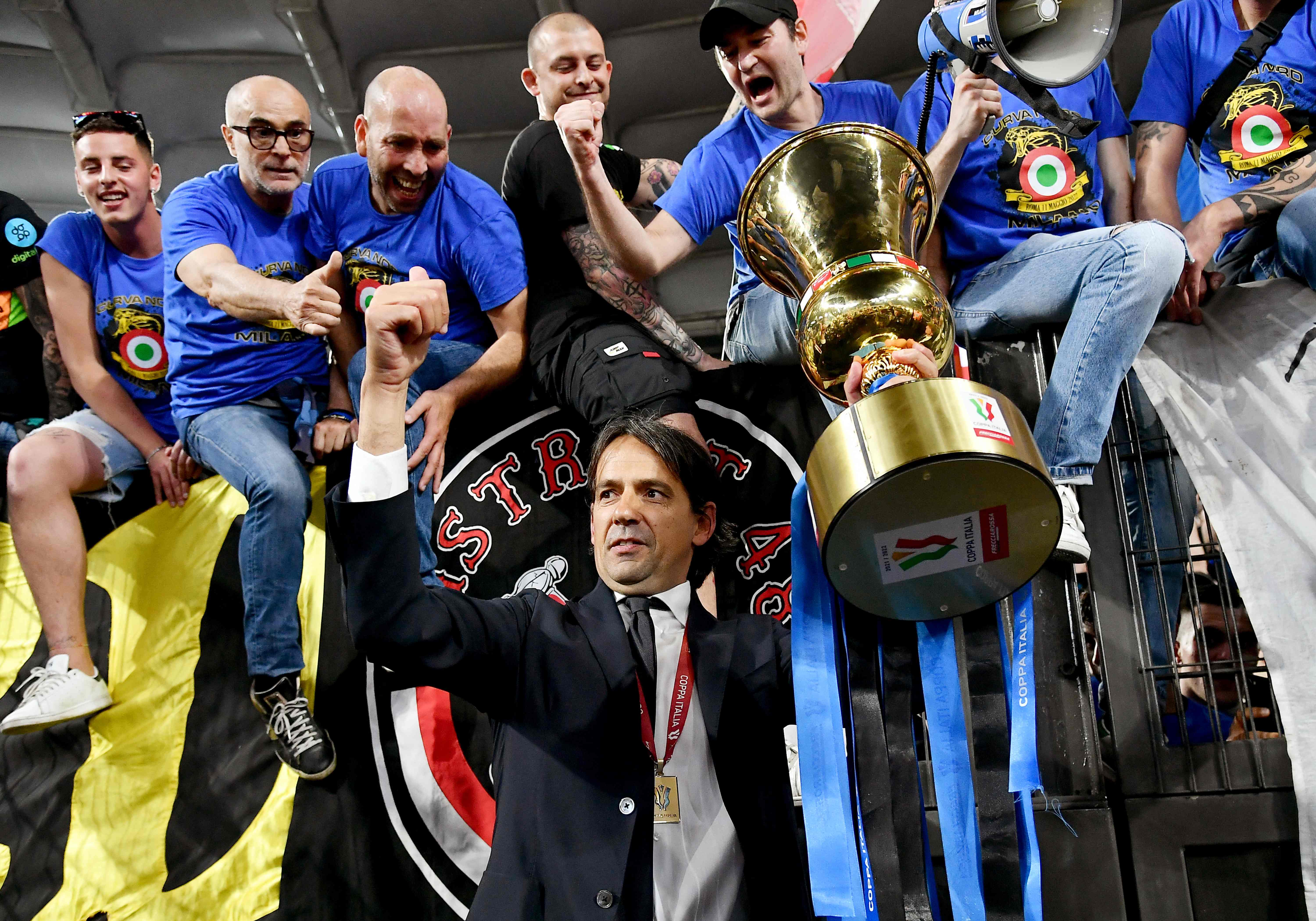 Pelatih Inter Milan Simone Inzaghi mengangkat trofi Coppa Italia