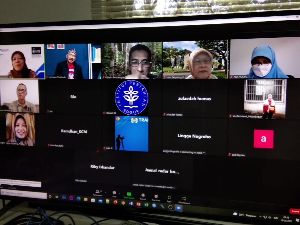 Dalam penerapan riset aksi holosentrik, peneliti tidak lagi mengambil jarak dengan petani, melainkan bersama petani untuk melakukan kajian.