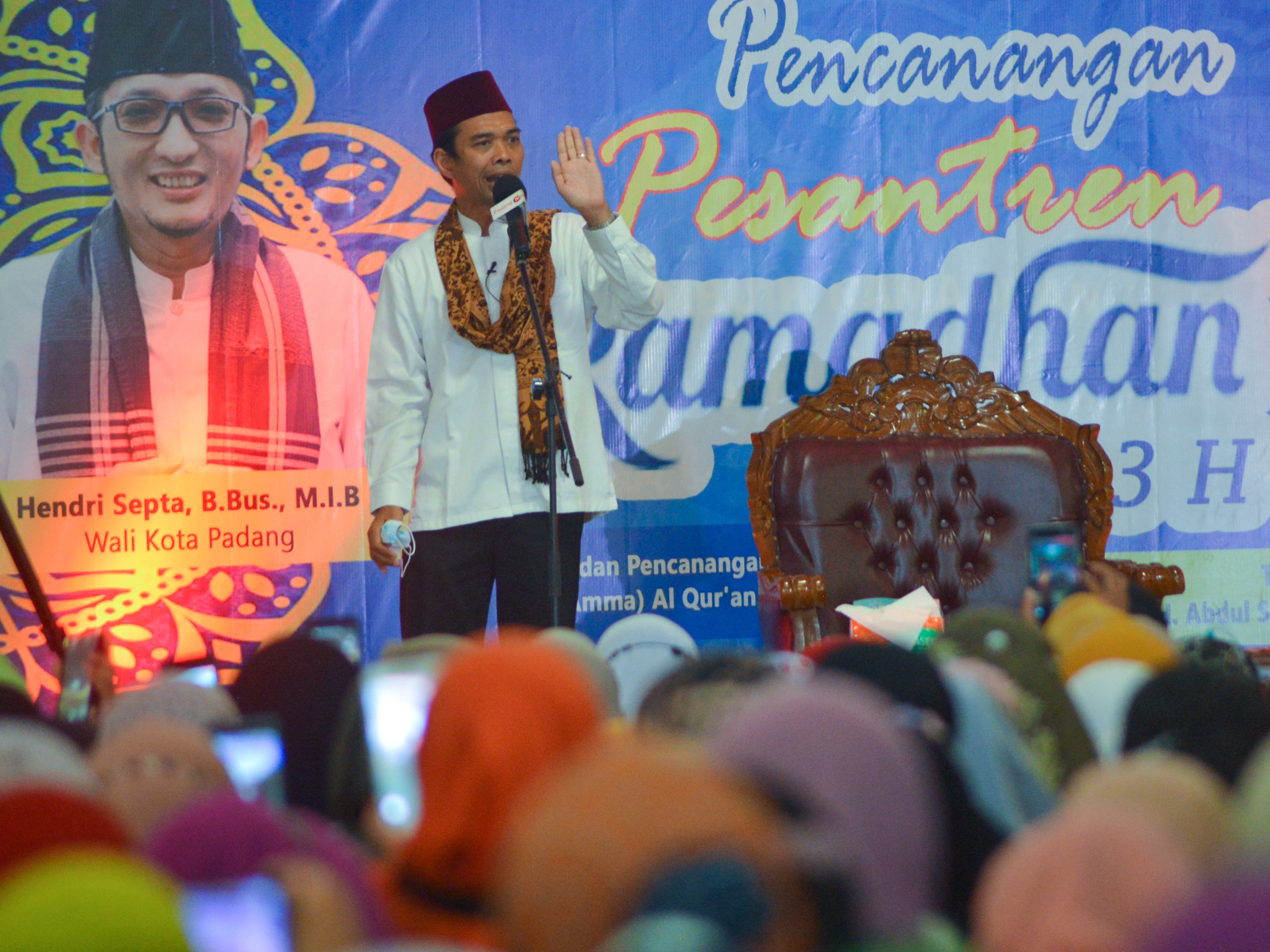 Ustadz Abdul Somad memberikan tausiyah saat pencanangan pesantren ramadhan di Masjid Agung Nurul Iman, Padang, Sumatra Barat, Senin (28/3)/