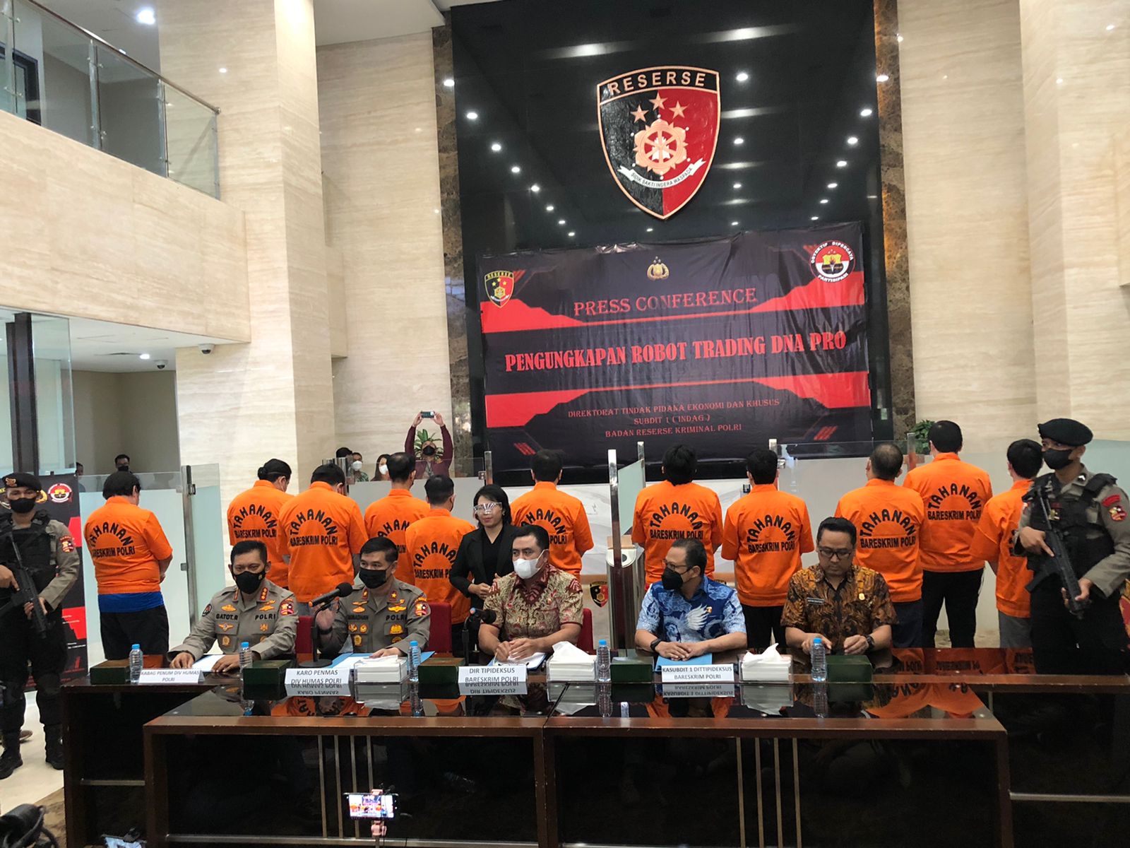 Konfrensi pers para tersangka DNA Pro