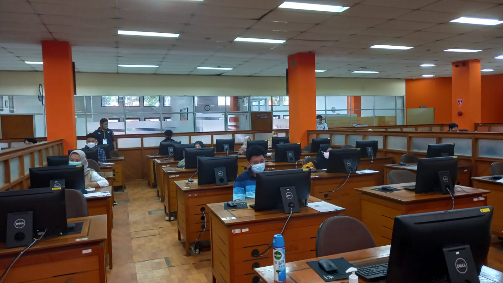 Sejumlah calon mahasiswa mengikuti UTBK SBMPTN di kampus UPI Bandung