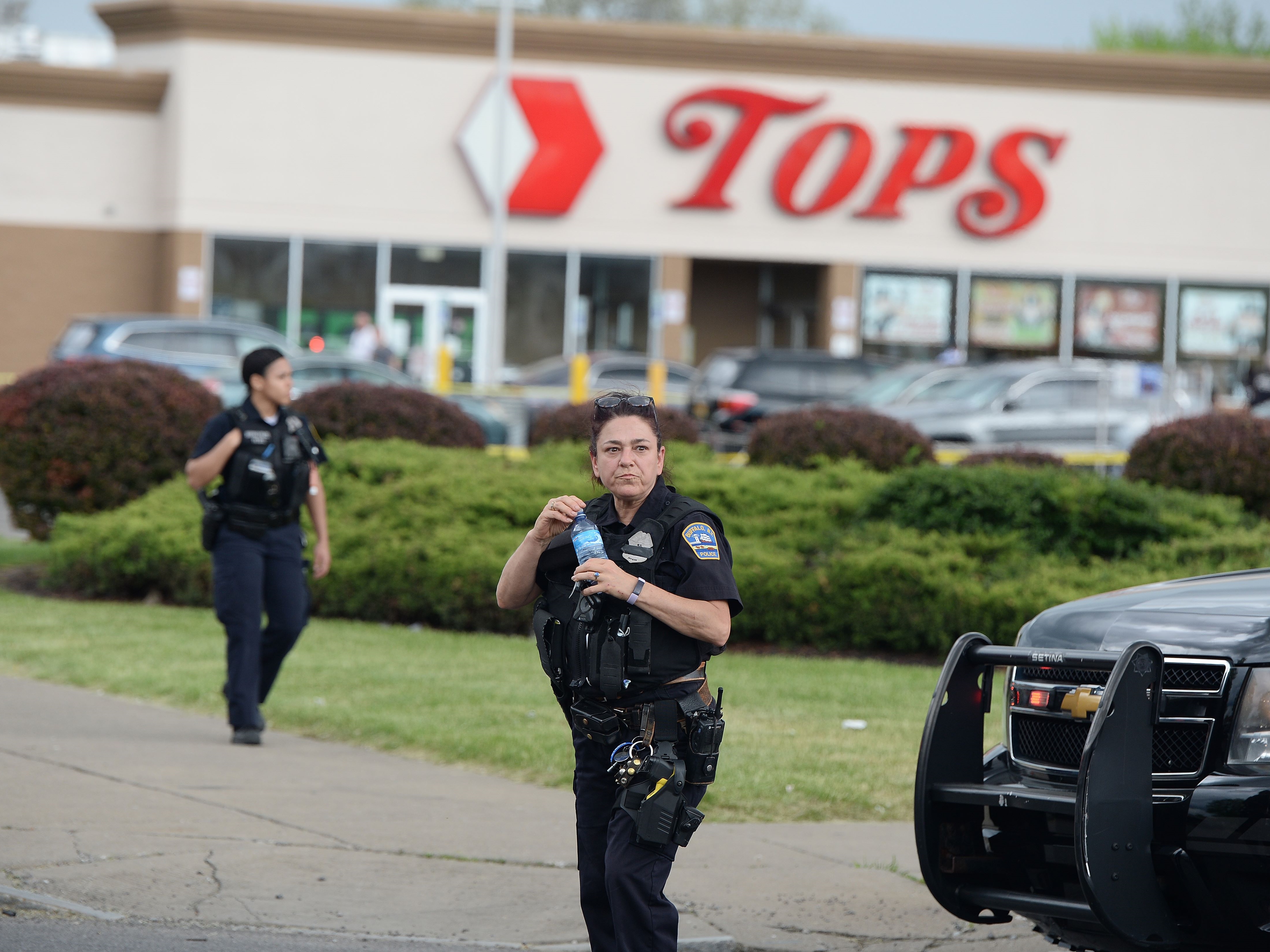 Polisi Buffalo di tempat kejadian, Tops Friendly Market, pada 14 Mei 2022 di Buffalo, New York.