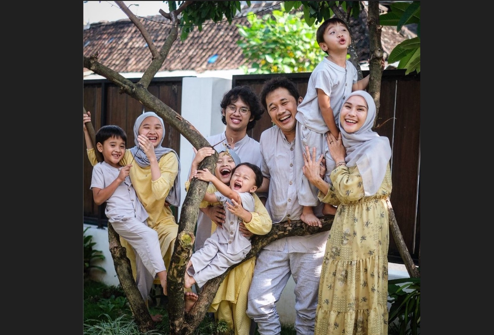 Sutradara hanung Bramantyo bersama keluarganya