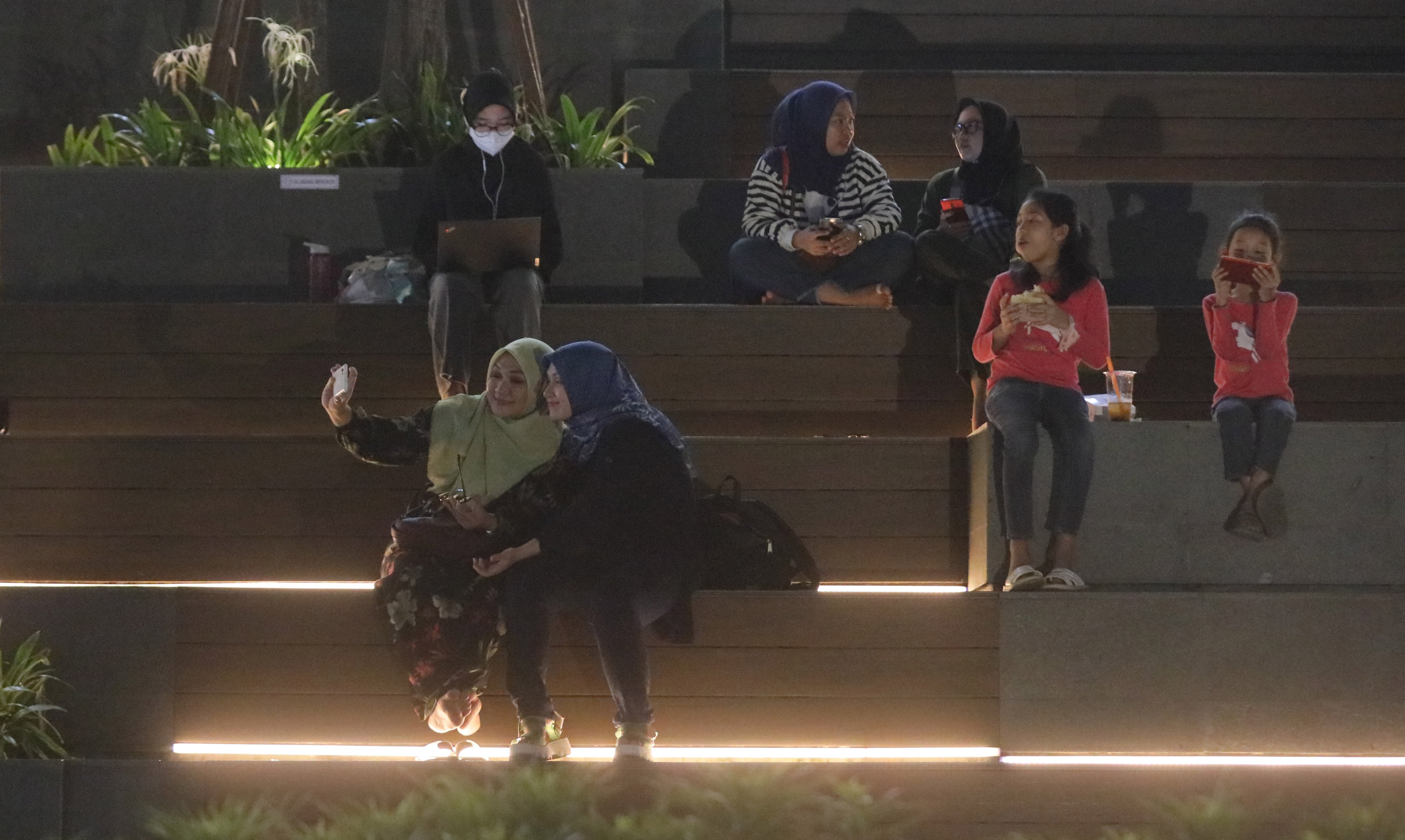 Pengunjung menikmati suasana malam di pelataran Sarinah Thamrin, Jakarta, Selasa (17/5/2022).