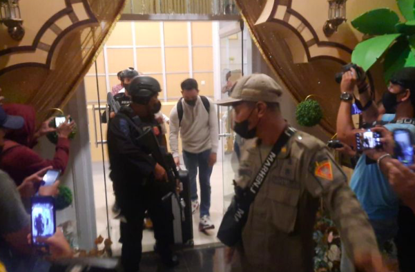 Tim pemyidik KPK keluar dari pintu depan Balai Kota Ambon.