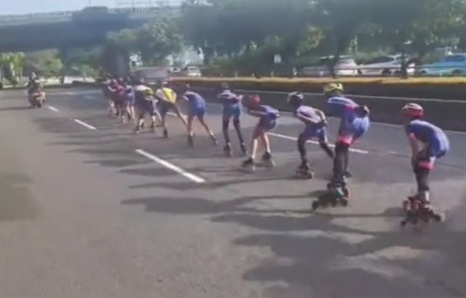 Tangkapan layar komunitas sepatu roda yang menggunakan jalan raya