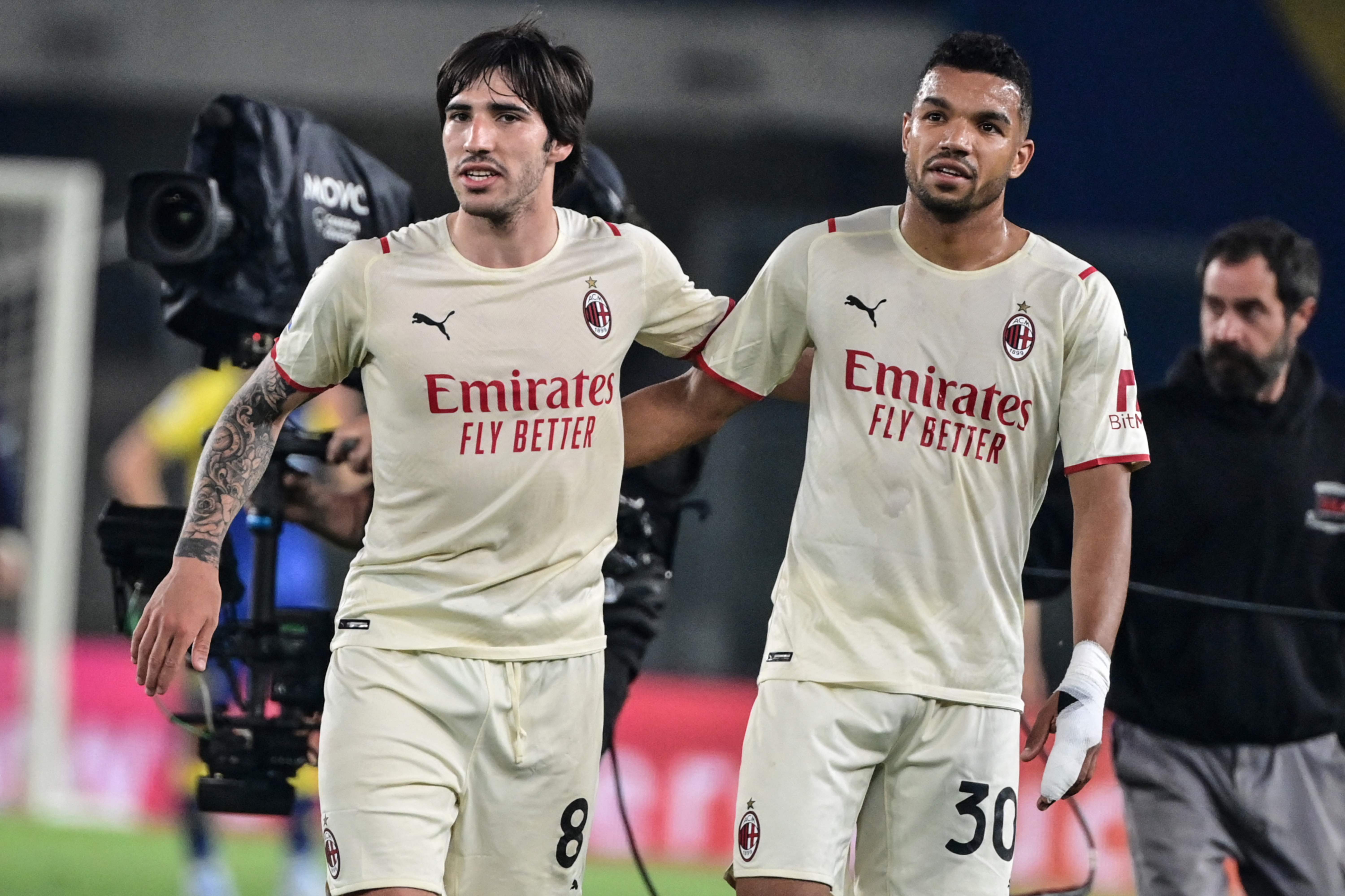 Gelandang AC Milan Sandro Tonali (kiri) melakukan selebrasi di akhir laga Serie A melawan Verona.