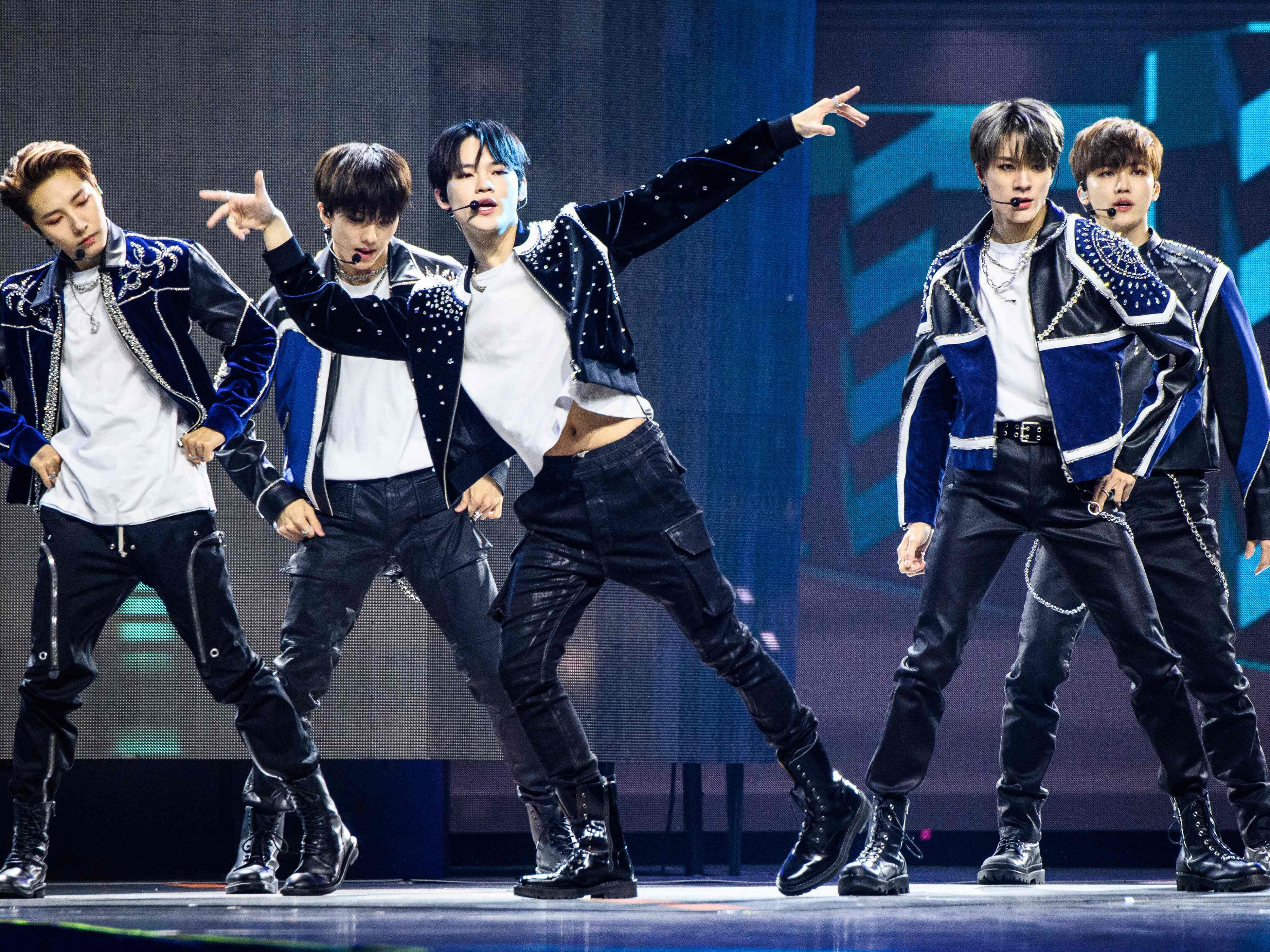 Grup K-Pop Korea Selatan NCT Dream tampil selama Konser K-Pop Dunia 2021 di pusat konvensi KINTEX di Goyang, barat Seoul.