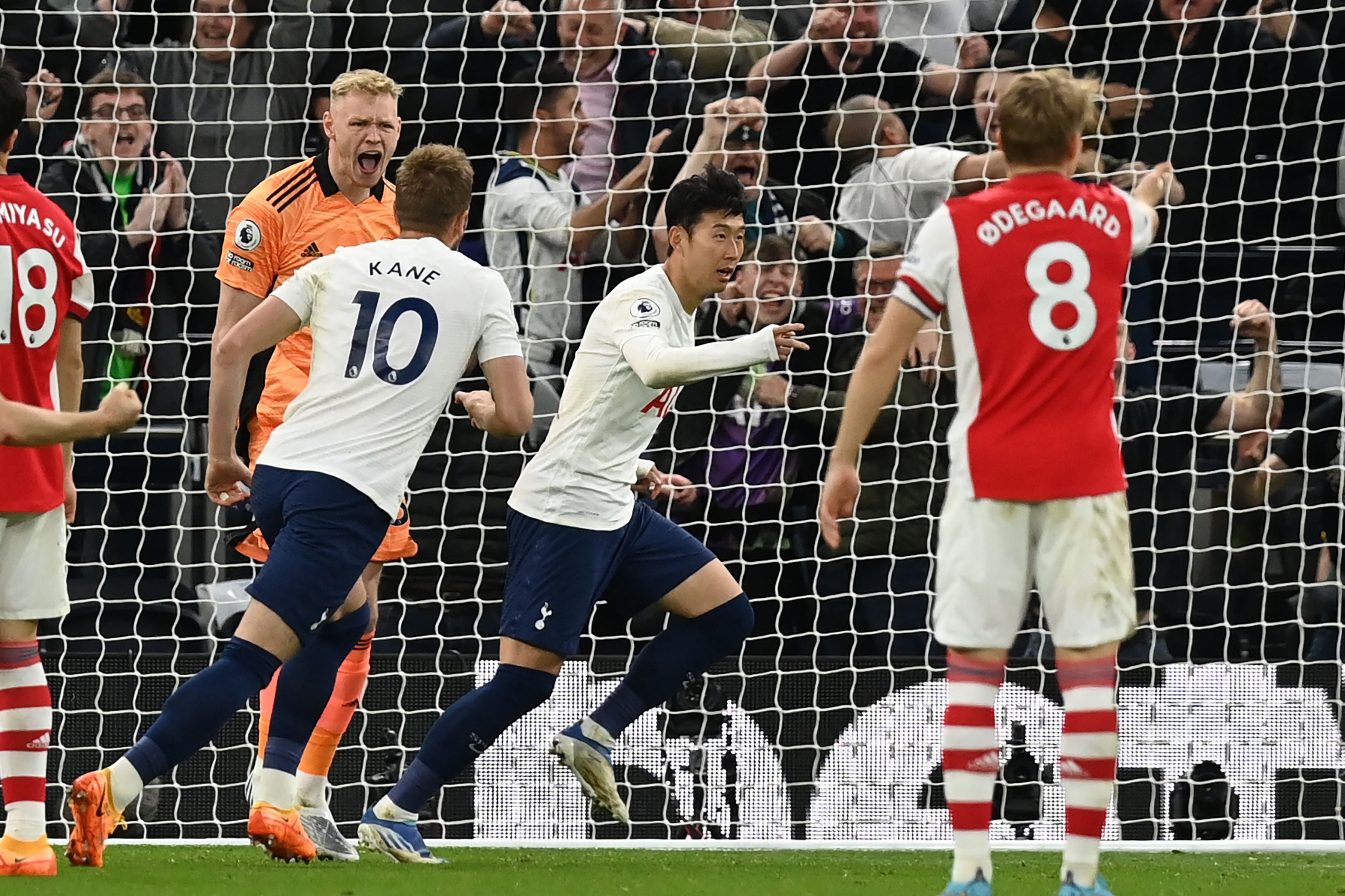 Pemain depan Tottenham Hotspur Son Heung-Min (tengah) melakukan selebrasi usai mencetak gol ke gawang Arsenal.
