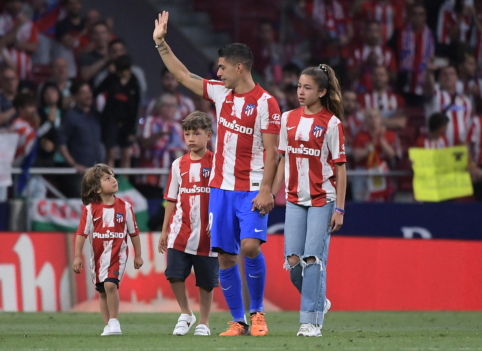 Penyerang Atletico Madrid dari Uruguay, Luis Suarez, bersama anak-anaknya melambaikan salam perpisahan pada suporter Atletico Madrid.   