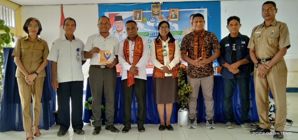 Albertus Muda, guru koordinator GSMB Nasional tingkat SMA Negeri 2 Nubatukan, Kabupaten Lembata, NTT menerima penghargaan dari Nyalanesia.