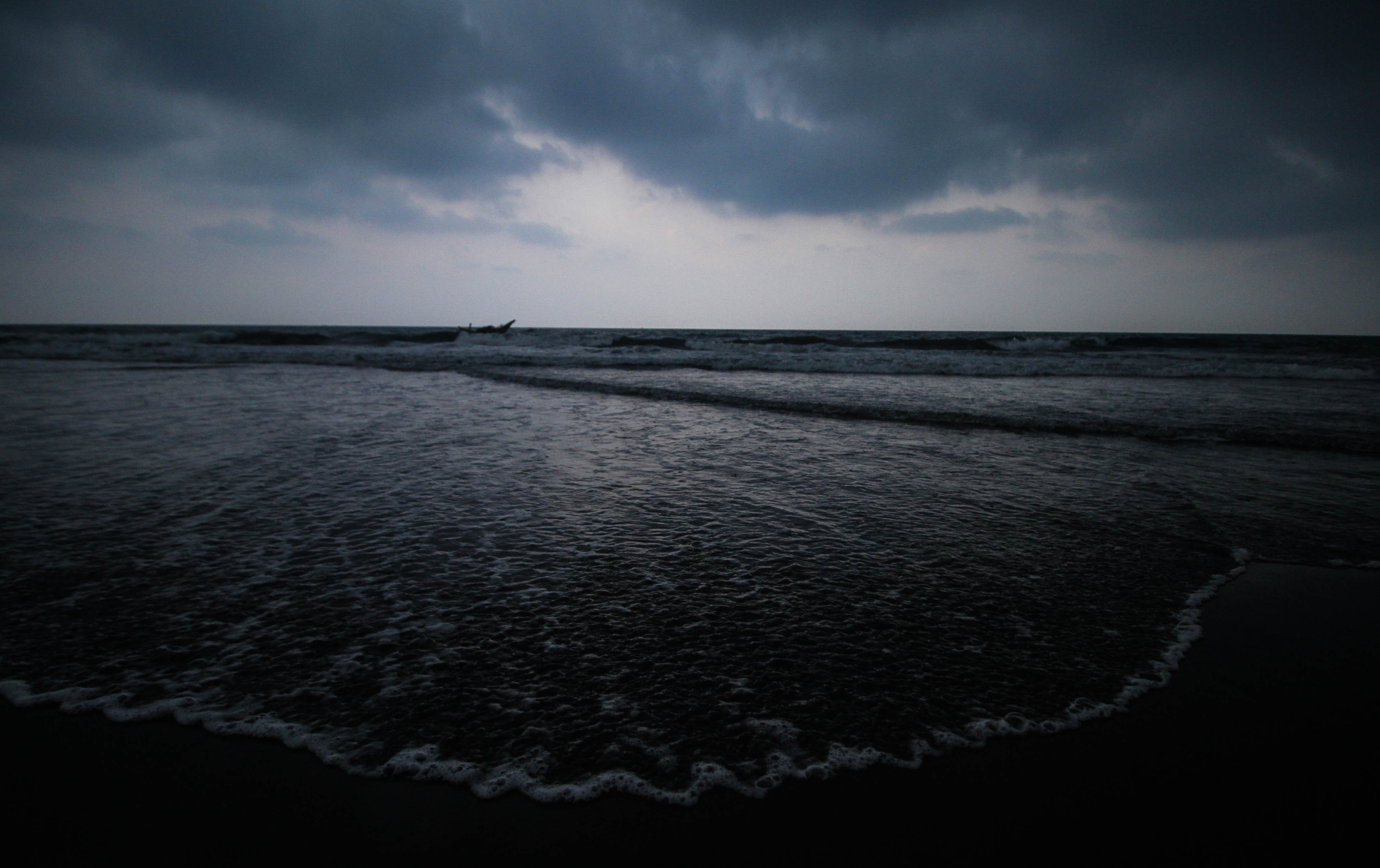 Ilustrasi awan gelap menyelimuti langit di wilayah laut.