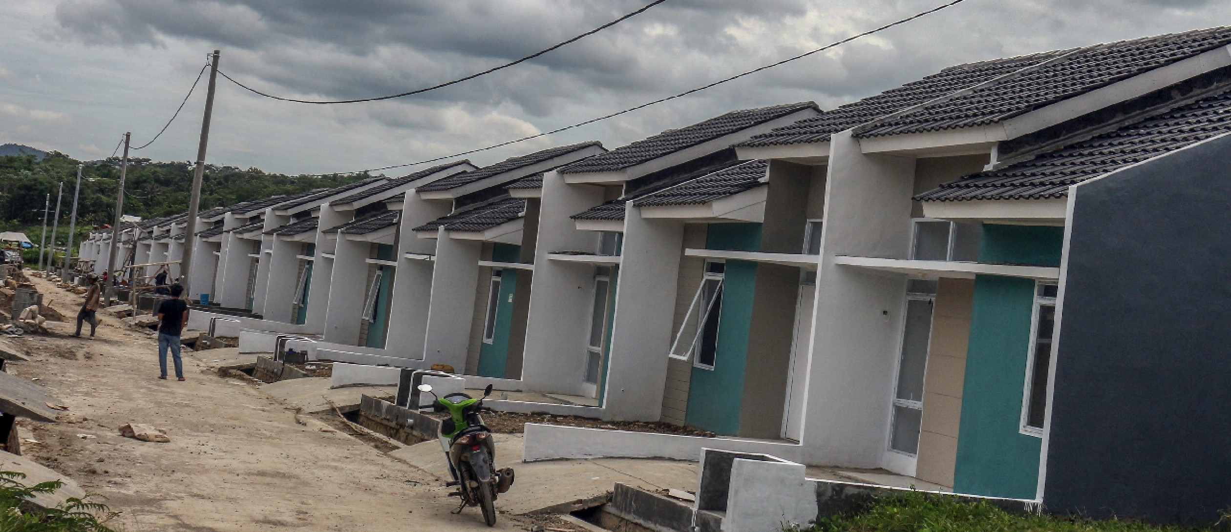 Pekerja beraktivitas dalam pembangunan rumah subsidi di kawasan Citeureup, Kabupaten Bogor, Jawa Barat.