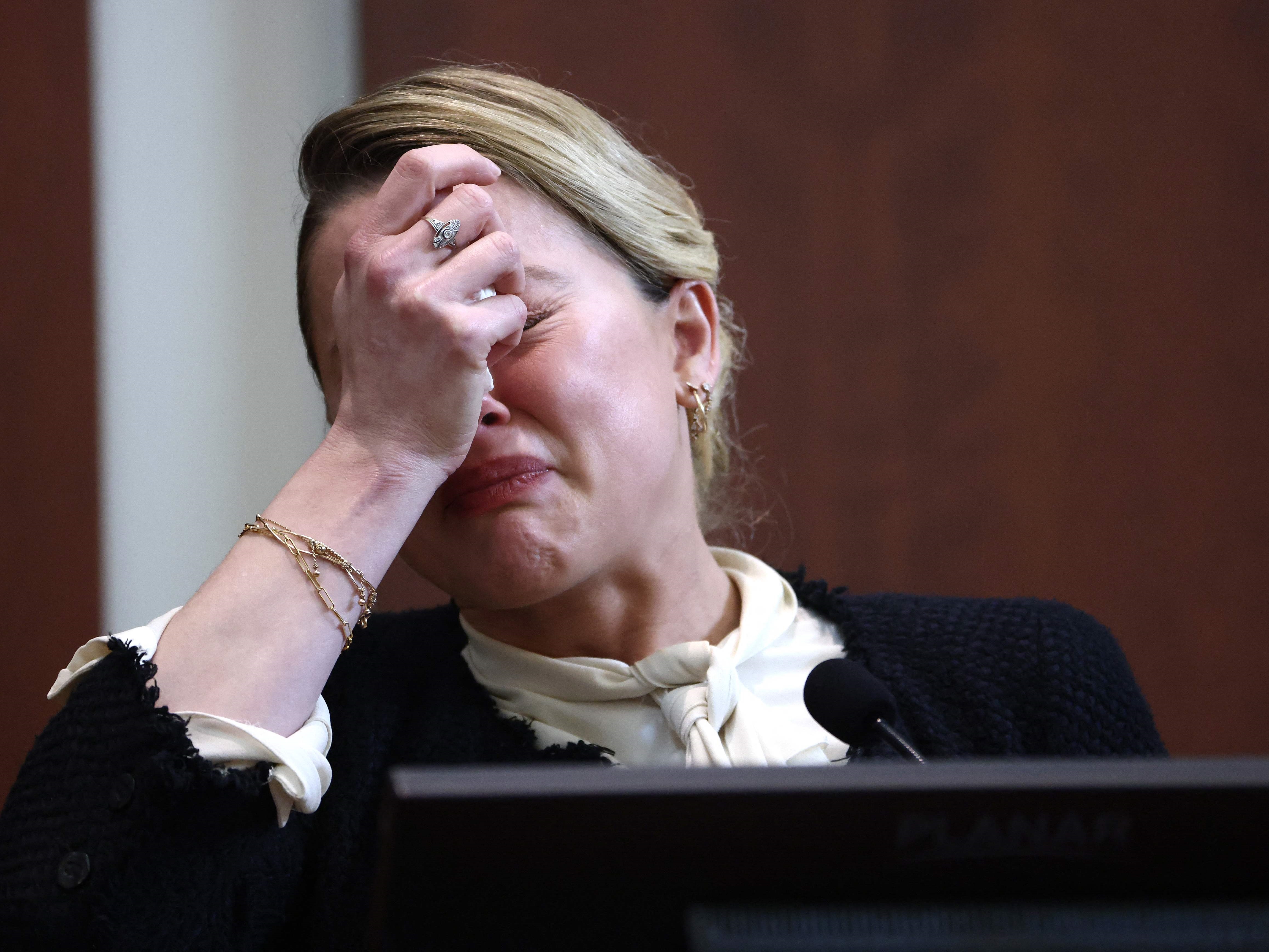 Aktris AS Amber Heard bersaksi di Fairfax County Circuit Courthouse di Fairfax, Virginia, pada 5 Mei 2022.