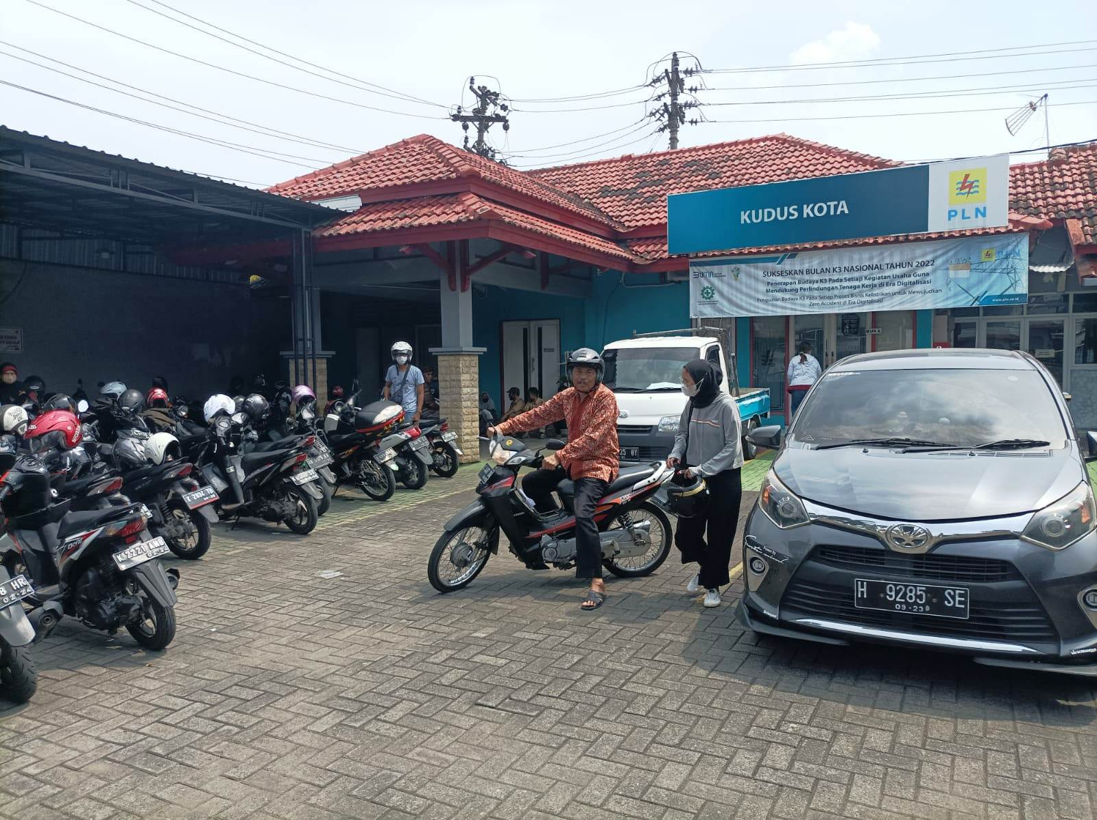 Puluhan Warga Kudus Geruduk Kantor PLN, Protes Kebijakan PenyesuaianDaya Otomatis Dari 450 VA Menjadi 1300 VA.