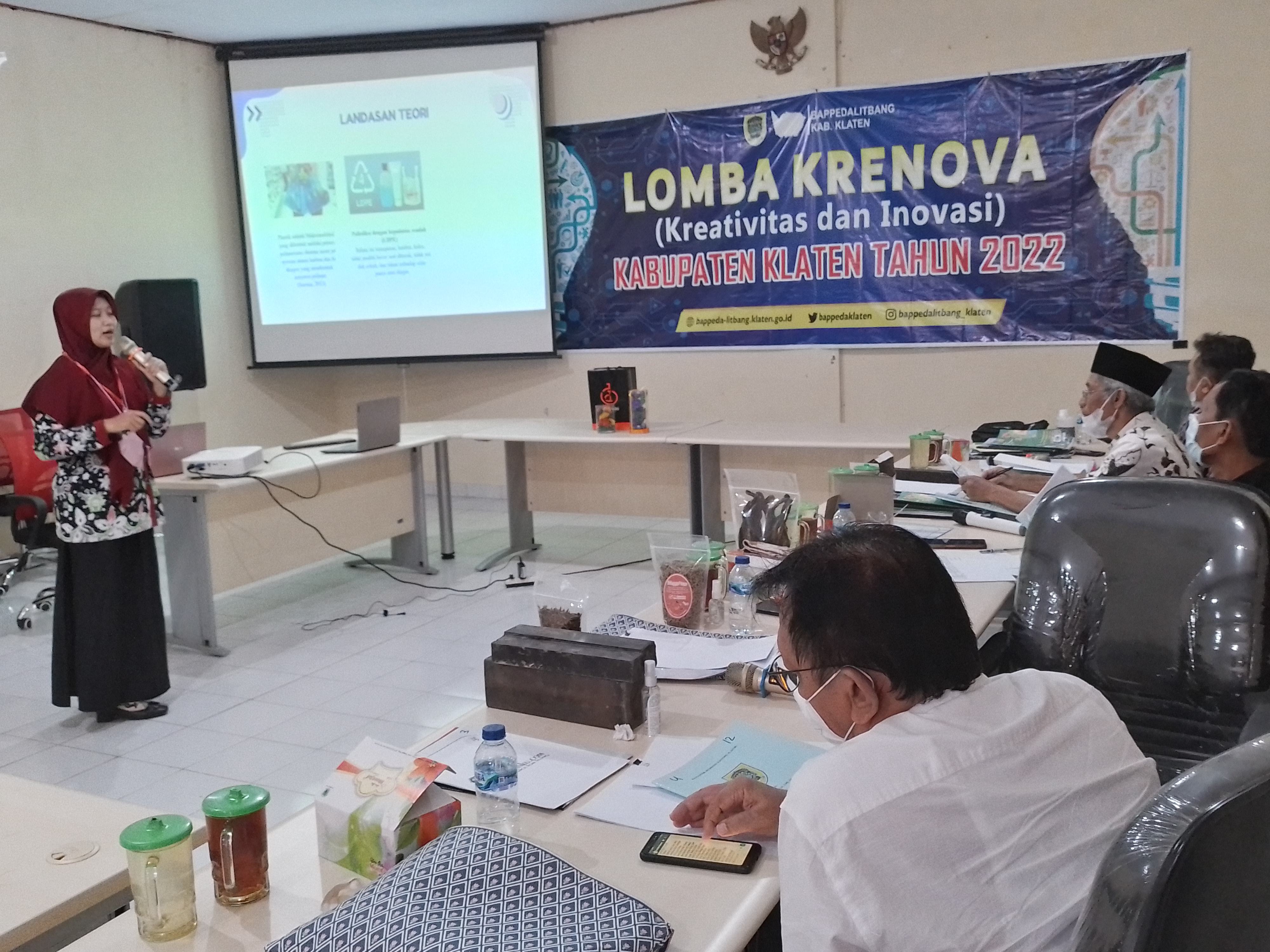 Peserta lomba Krenova Klaten mempresentasikan karyanya di depan juri