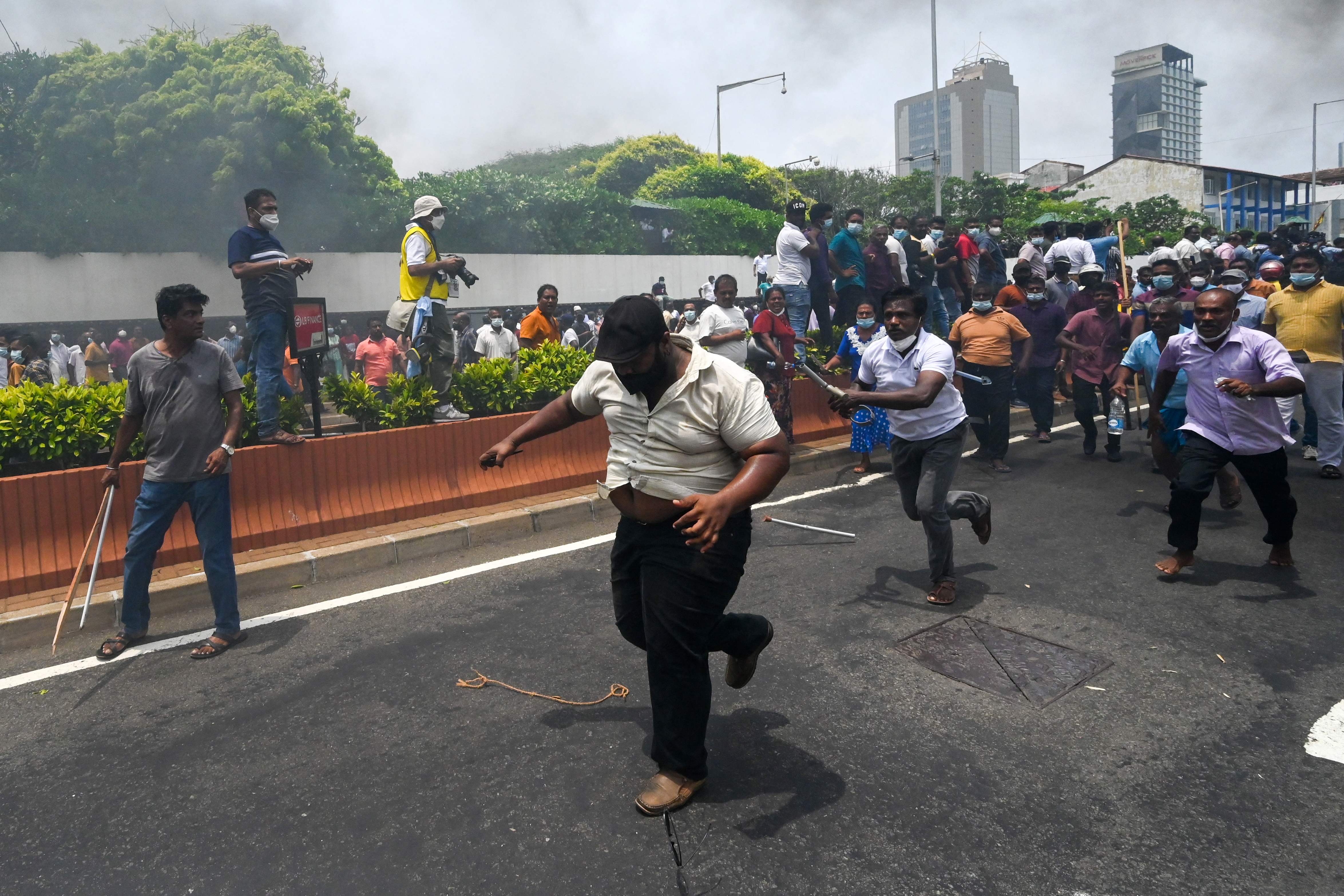 Kelompok pendukung PM Mahinda Rajapaksa dan demonstran anti-PM Mahinda Rajapaksa bentrok di Kota Kolombo, Sri Lanka, Senin (9/5). 