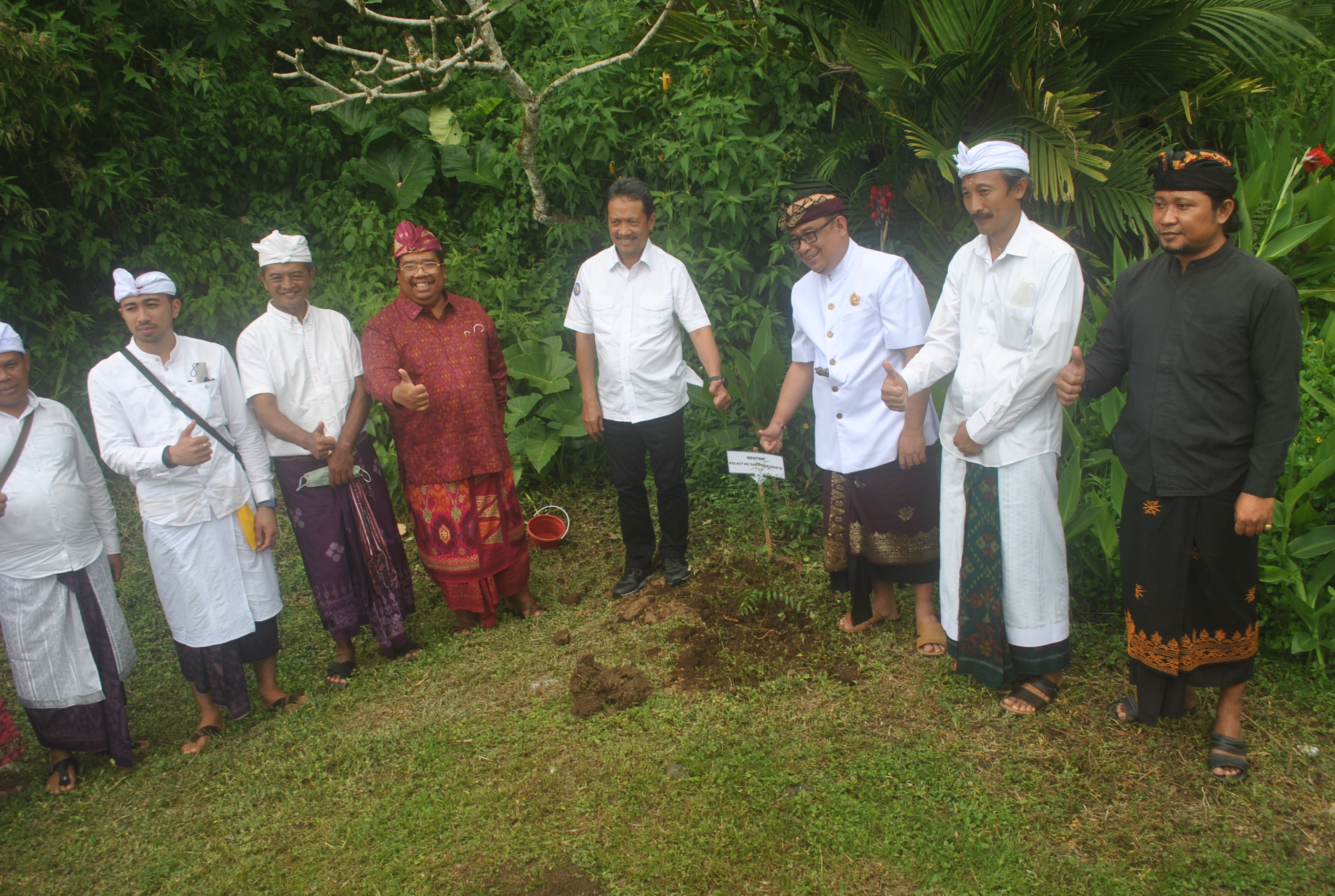  Menteri Kelautan dan Perikanan, Sakti Wahyu Trenggono saat meluncurkan program pemuliaan air di STAHN Mpu Kuturan Singaraja