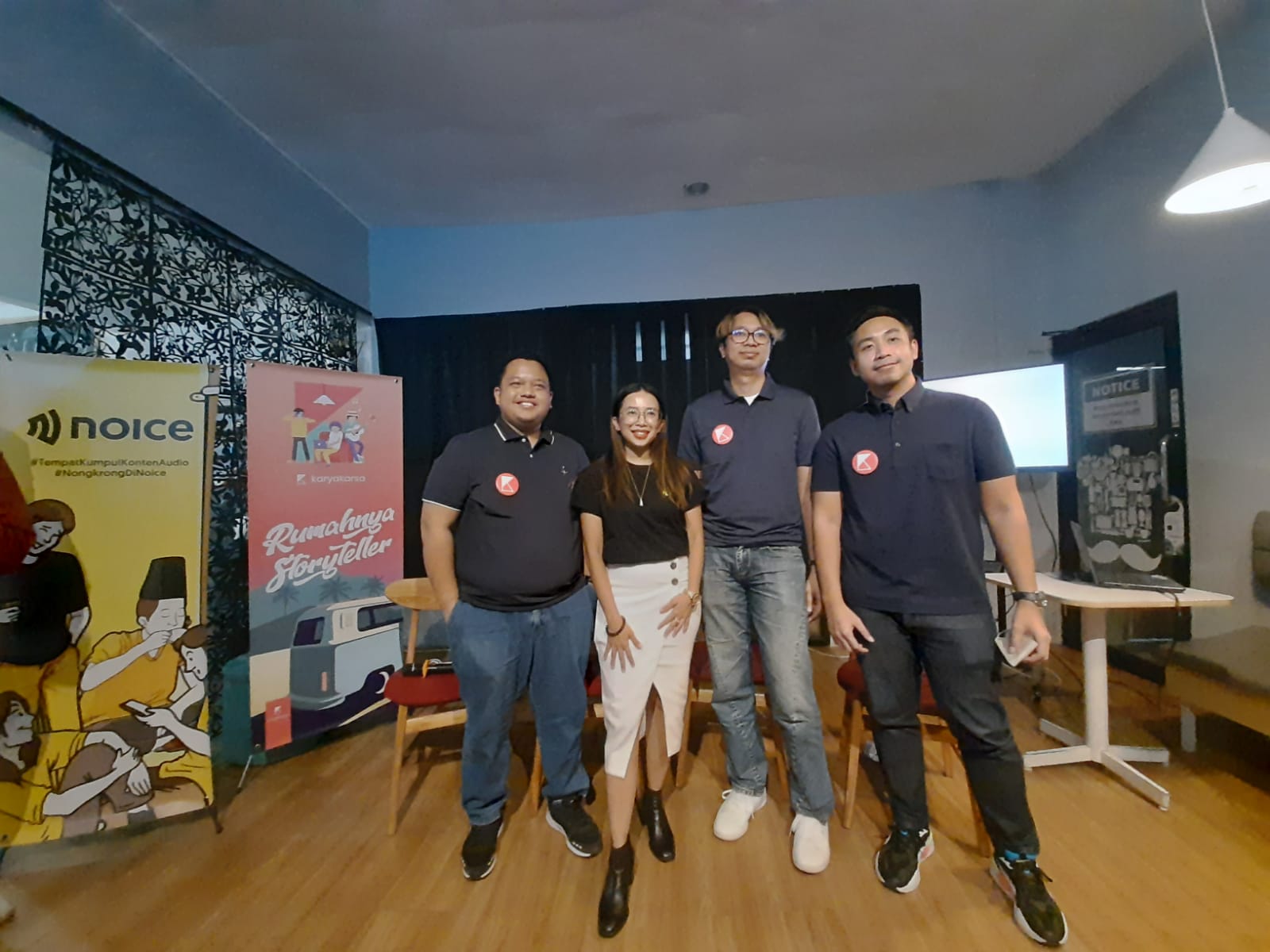 Co-founder dan Chief Executive Officer KaryaKarsa Ario Tamat bersama tim saat konferensi pers di Jakarta, Senin (30/5).