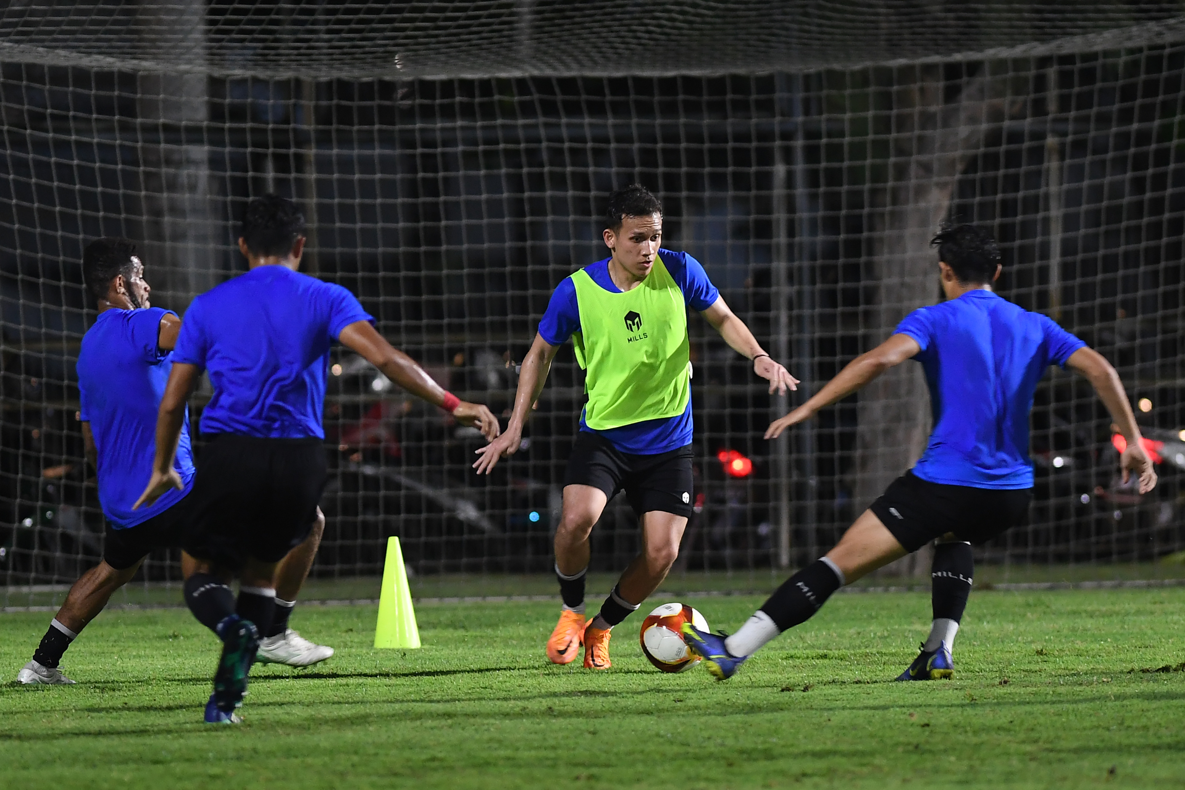Pemain Timnas U-23 Indonesia Egy Maulana Vikri (kedua kanan) menggiring bola saat sesi latihan di Kompleks GBK, Jakarta, Sabtu (30/4/2022).