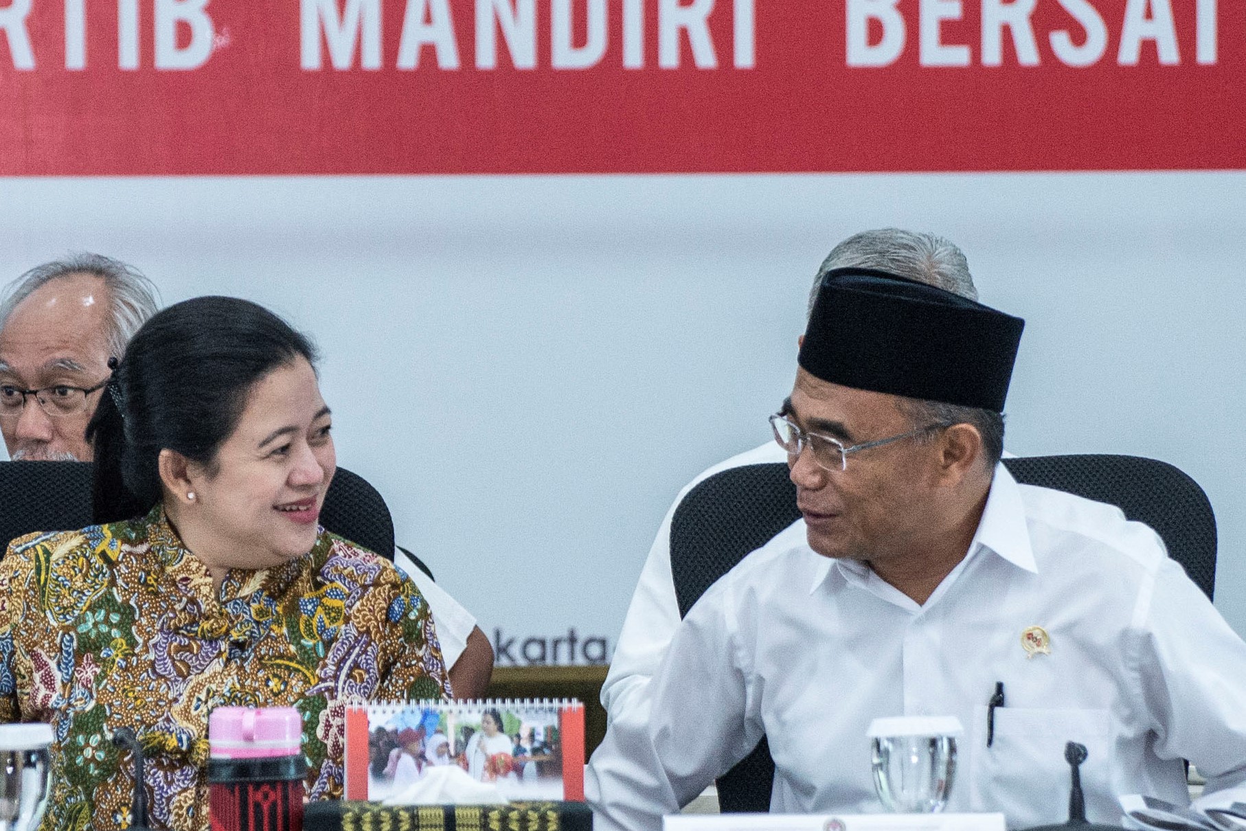 Ketua DPR Puan Maharani berbincang dengan Menko PMK Muhadjir Effendy.