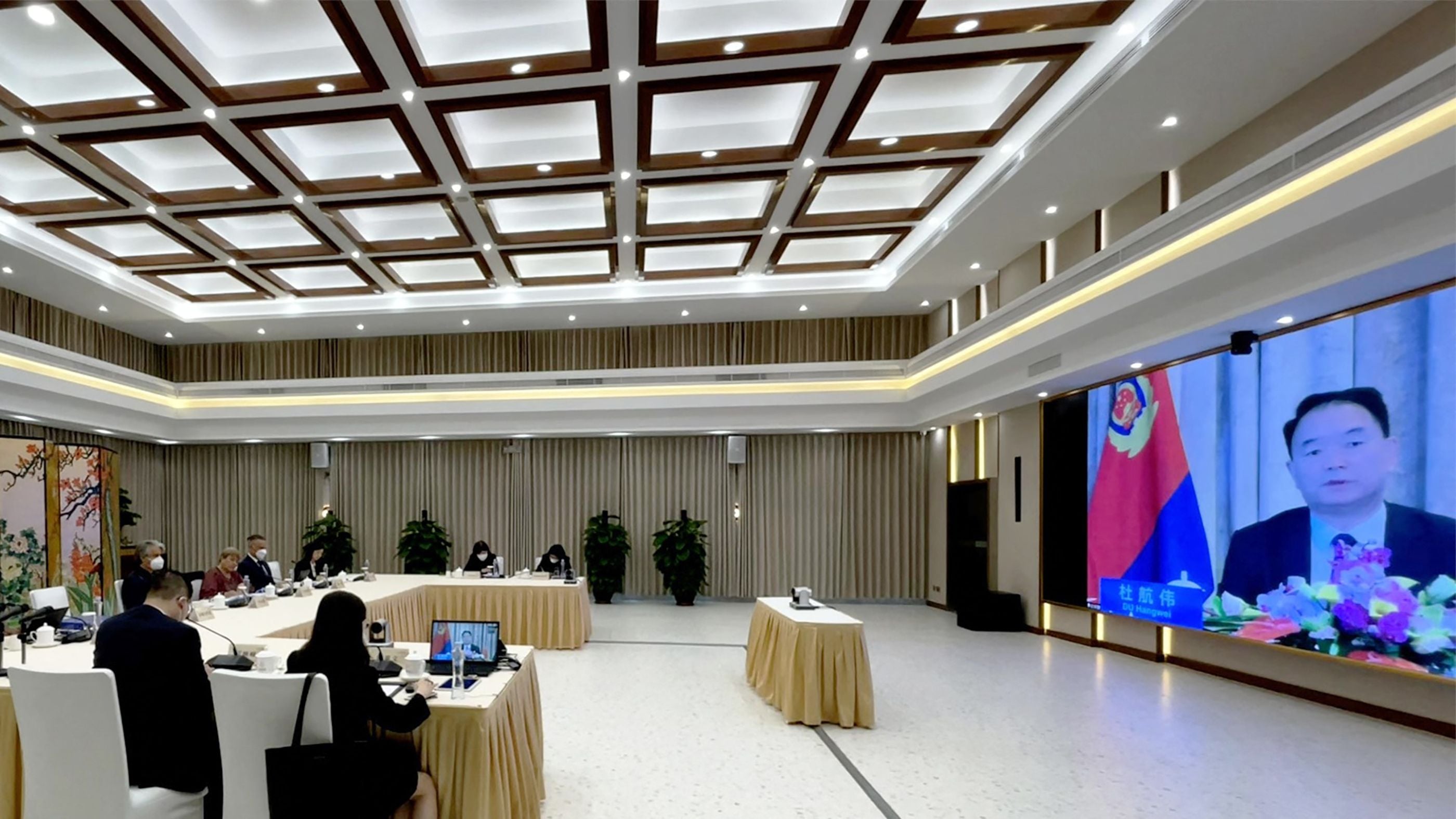 Kepala HAM PBB Michelle Bachelet menghadiri pertemuan dengan Wakil Menteri Keamanan Tiongkok Du Hangwei (tampak dalam layar) di Guangzhou.