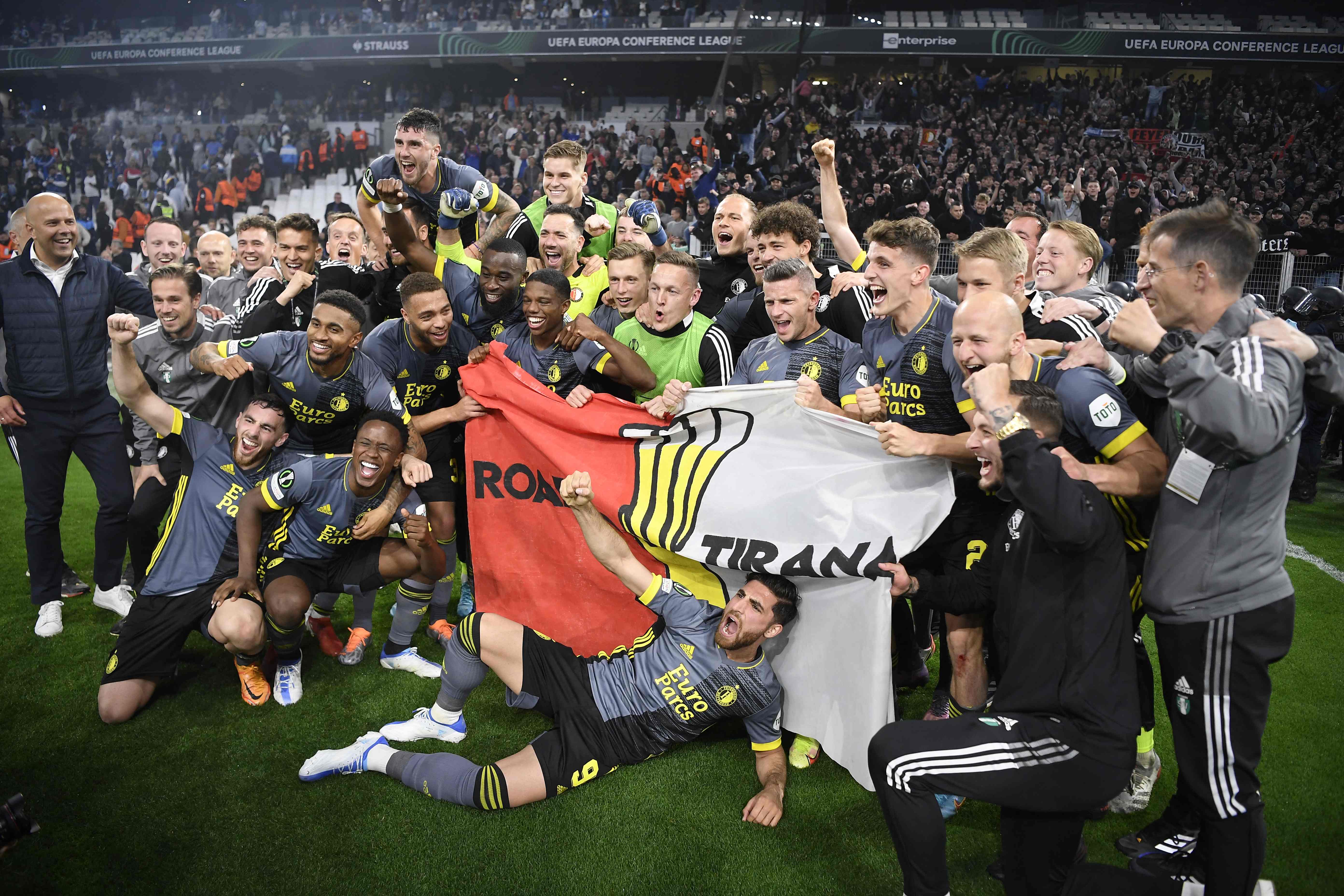 Para pemain Feyenoord merayakan keberhasilan mereka melaju ke final Liga Konferensi UEFA.