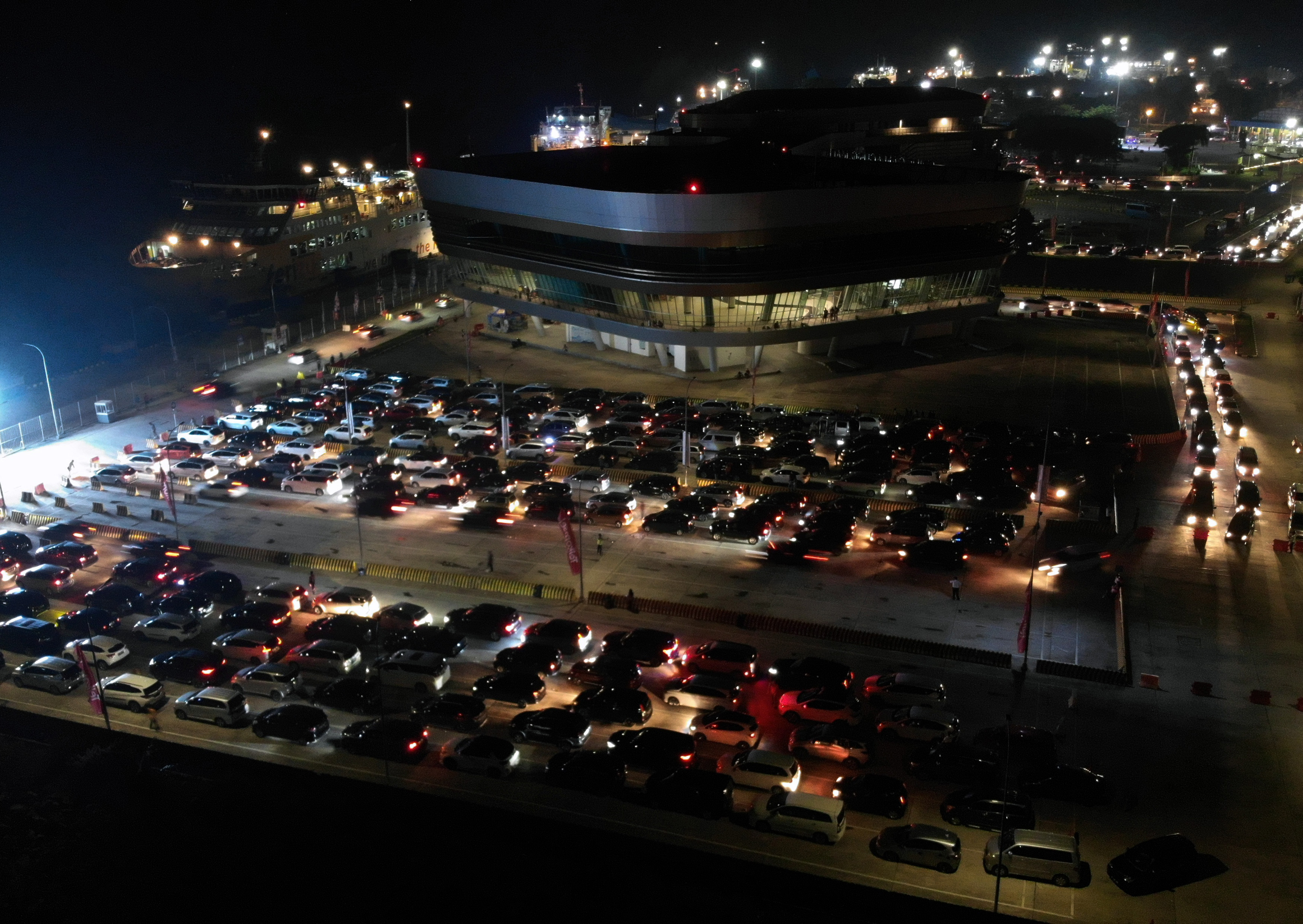 Kendaraan antre untuk naik ke atas kapal di dermaga Eksekutif, Pelabuhan Bakauheni, Lampung Selatan, Lampung, Kamis (5/5).