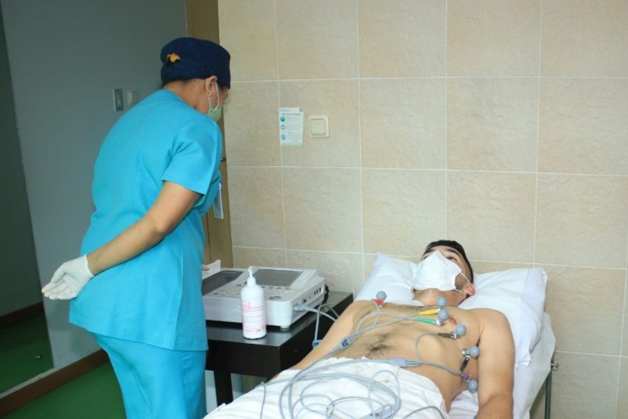 Calon pemain naturalisasi Sandy Walsh  menjalani pemeriksaan medis di salah satu rumah sakit di Jakarta, Selasa (17/5).