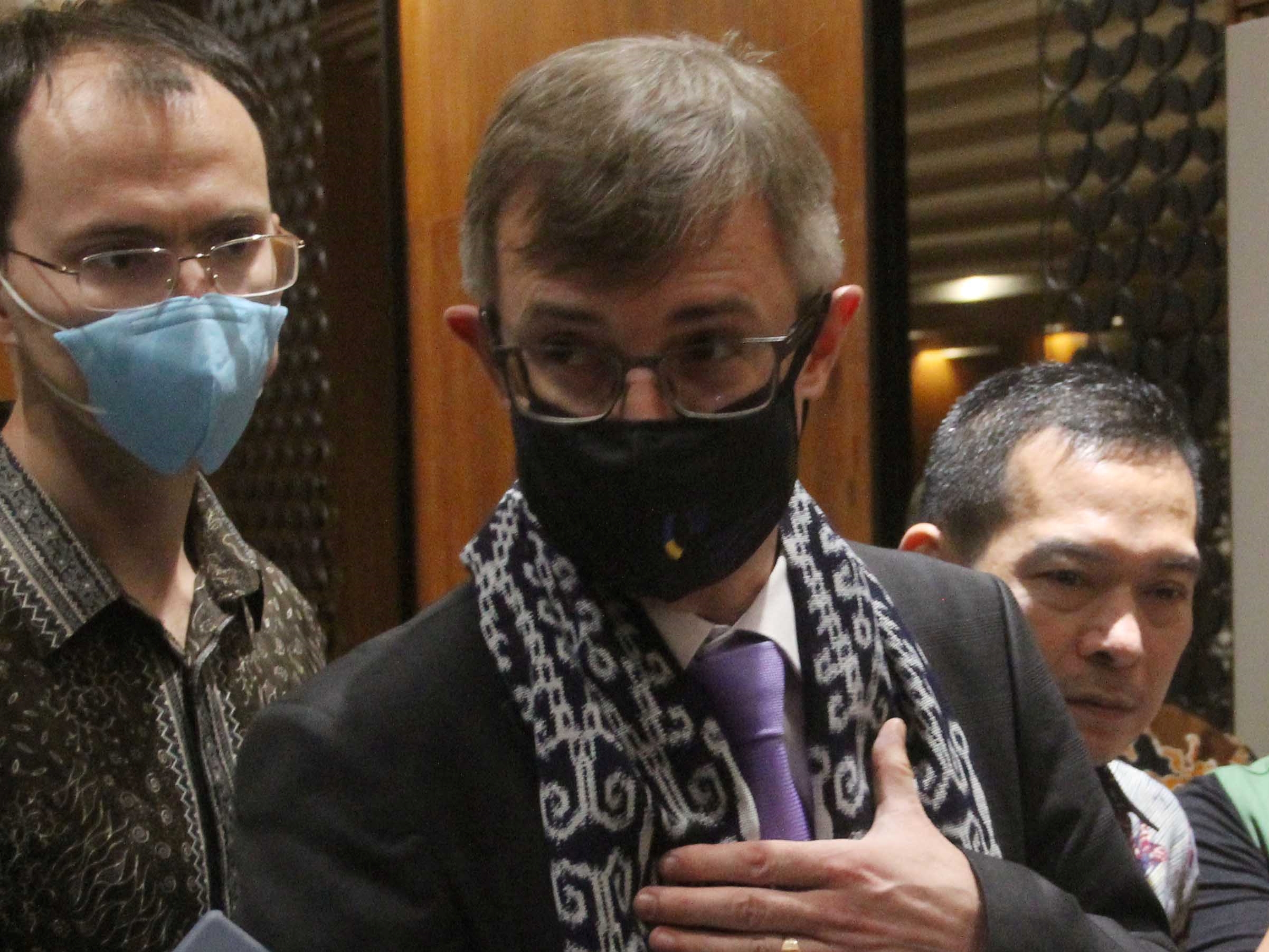 Duta Besar Ukraina untuk Indonesa Vasyl Hamianin (masker hitam). 