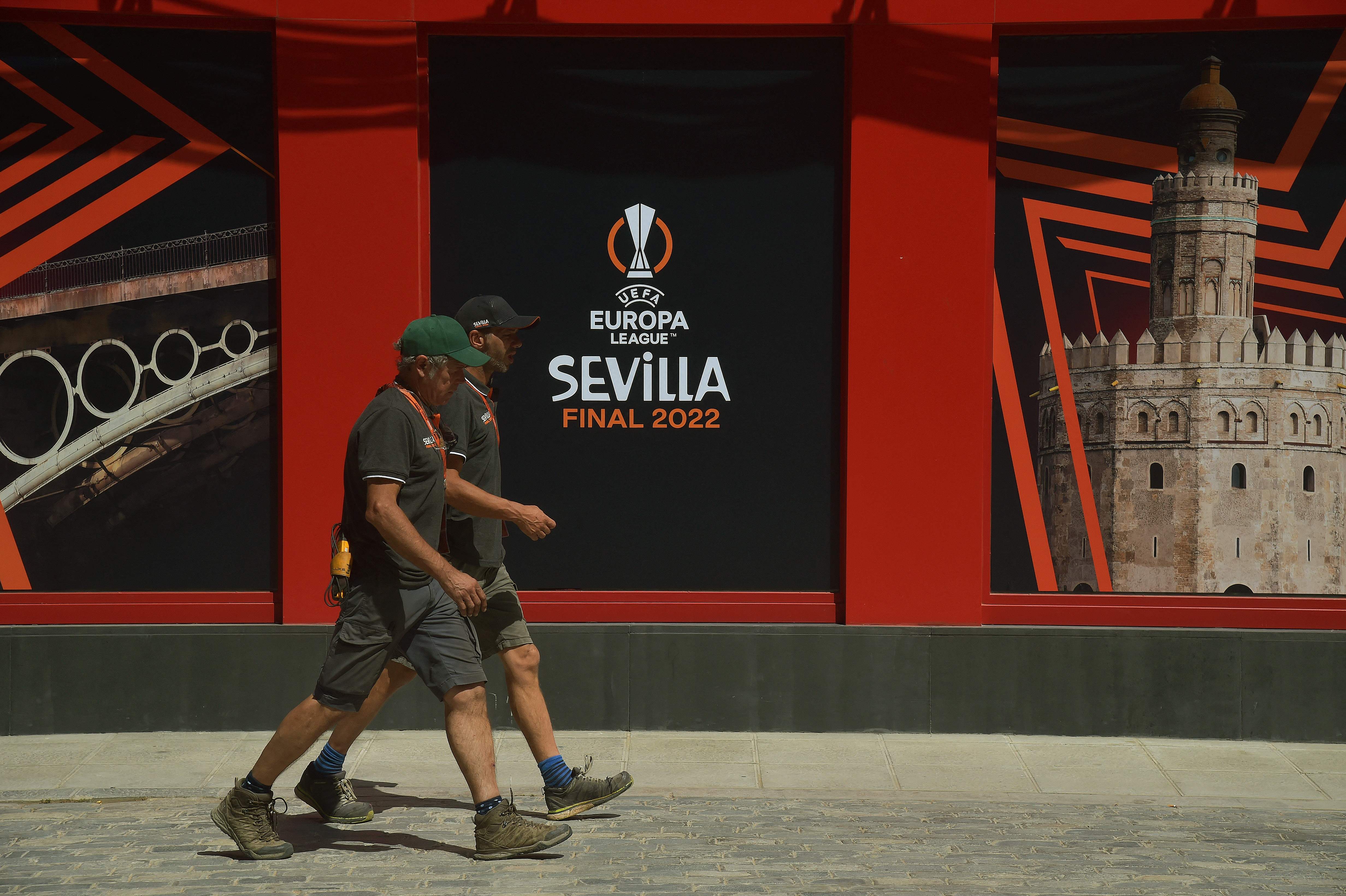 Pekerja berjalan melintas di depan logo final Liga Europa di Stadion Ramon Sanchez Pizjuan di Seville, Spanyol.