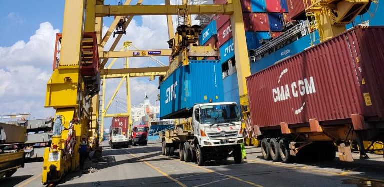 Teminal Peti Kemas (TPK) Semarang terpaksa melakukan buka tutup pintu terminal lantaran akses masuk terhalang oleh air laut.