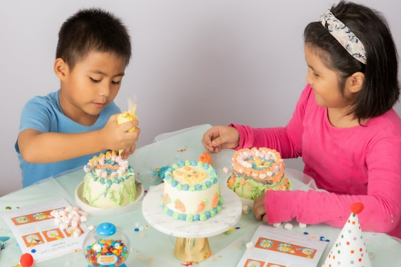 DIY Cake bisa menjadi kegiatan seru dan menyenangkan untuk dilakukan sendiri, bersama teman, bahkan menjadi kegiatan korporat.